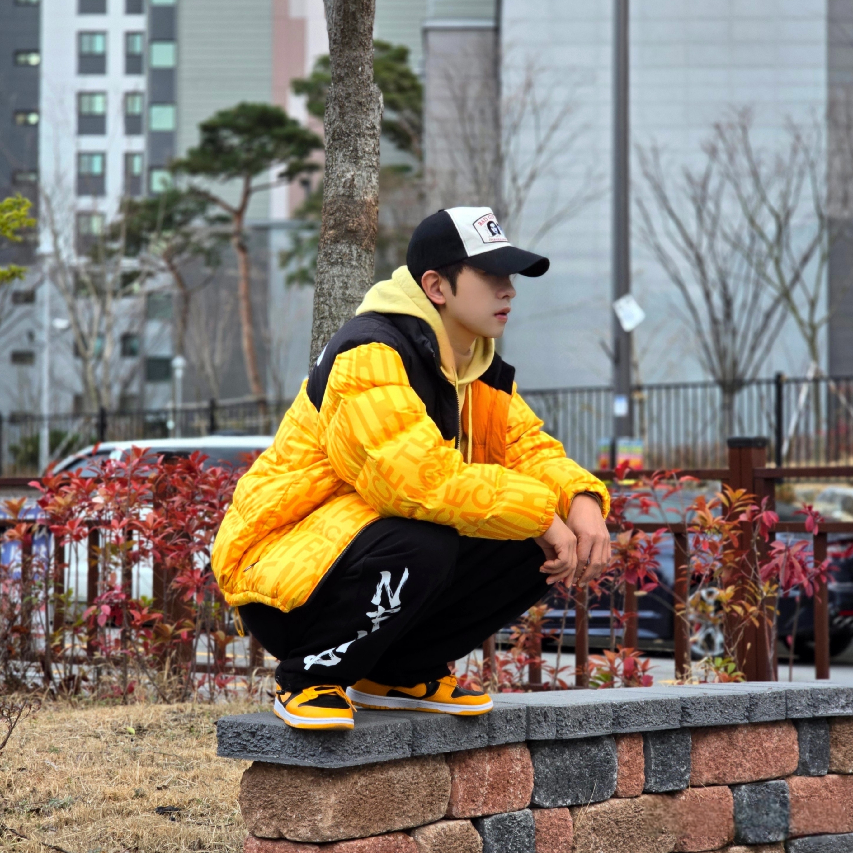 The North Face White Label Novelty Nuptse Down Jacket P Yellow, Nike NSW Club Fleece Pullover Hoodie Saturn Gold - US/EU 착용 스타일 - 2