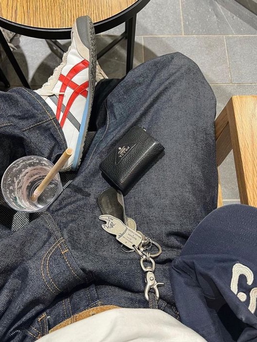 Prada Saffiano Triangle Logo Half Wallet Black 착용 스타일