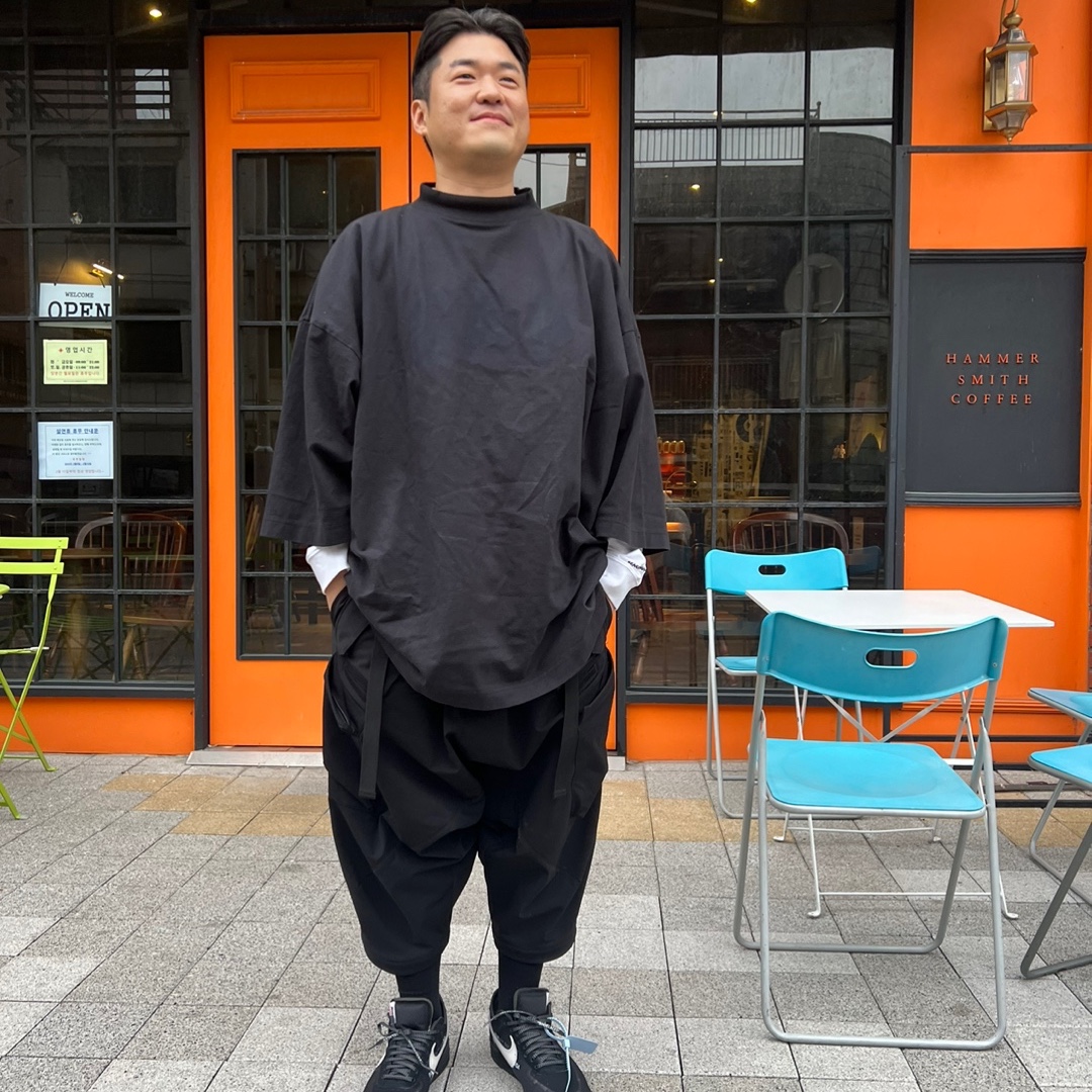 Yeezy Gap Engineered By Balenciaga Dove 3/4 Sleeve T-Shirt Black, Nike x Off-White Air Force 1 Low Black White 착용 스타일