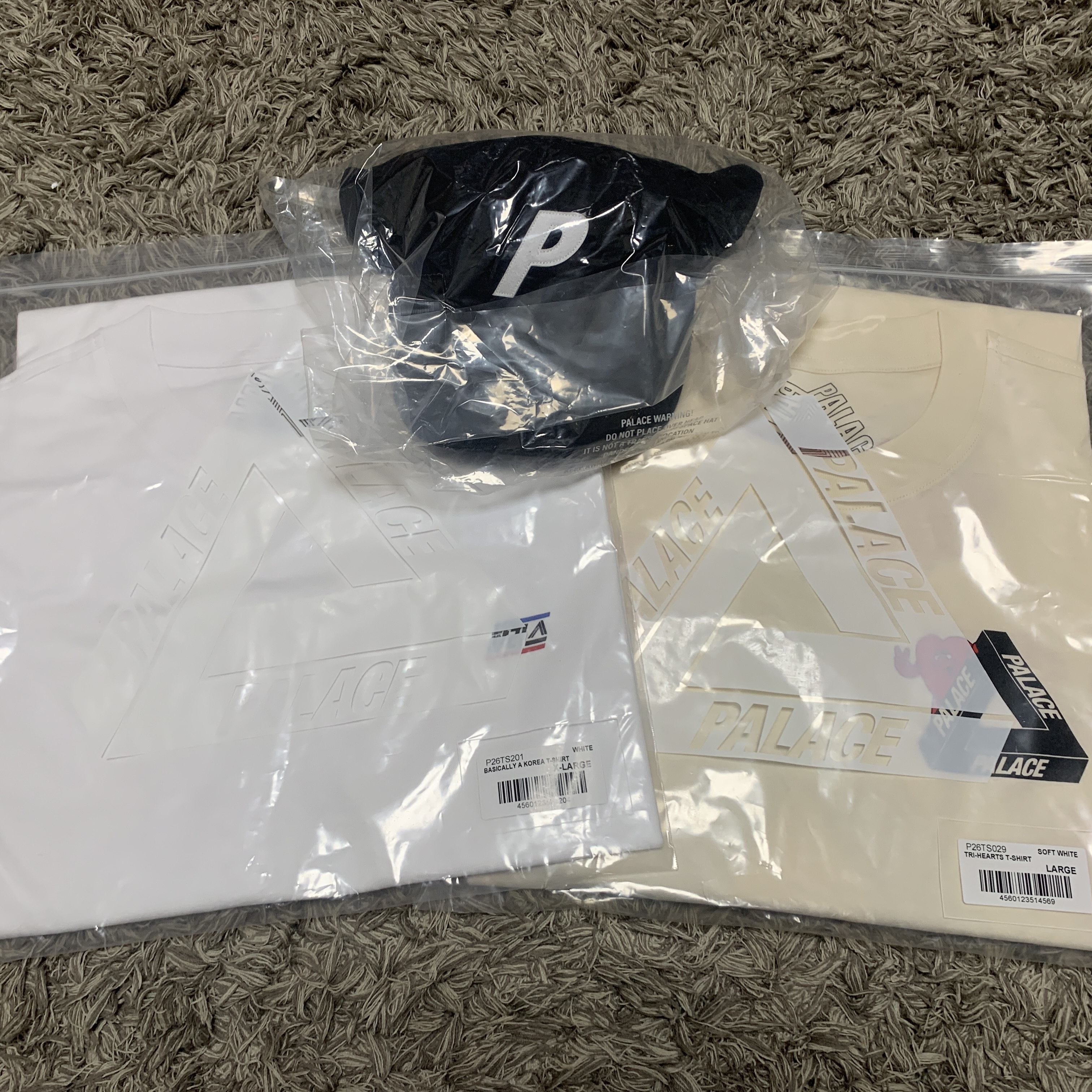 Palace P 6-Panel Black - 23FW, Palace Tri-Hearts T-Shirt Soft White - 24SS 착용 스타일