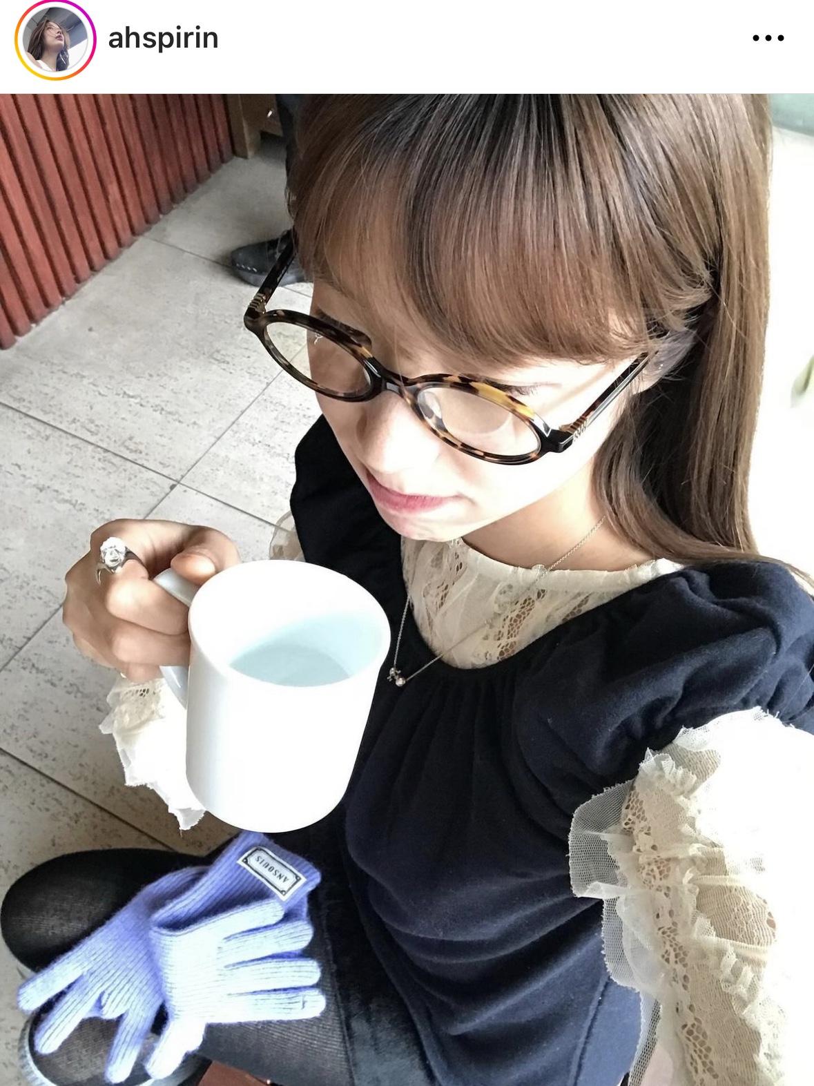 (W) 미우 미우 리가드 선글라스 블루 렌즈 허니 톨토이즈쉘 아세테이트 스탠다드 핏, (W) 미우 미우 리가드 선글라스 블루 렌즈 허니 톨토이즈쉘 아세테이트 얼터너티브 핏 착용 스타일 - 1