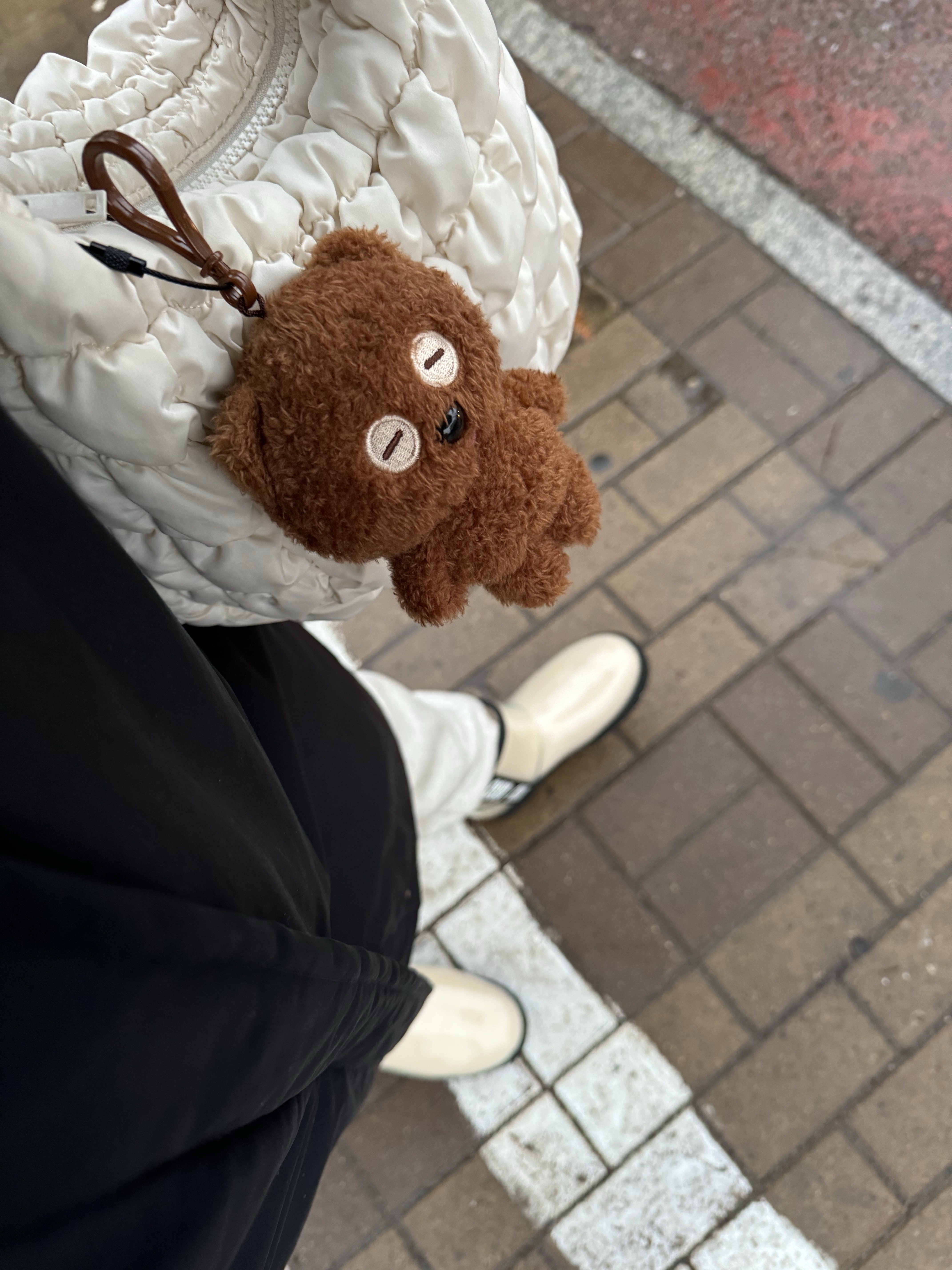 (W) UGG Classic Clear Mini Boots Natural Black, COS Quilted Mini Bag Cream 착용 스타일
