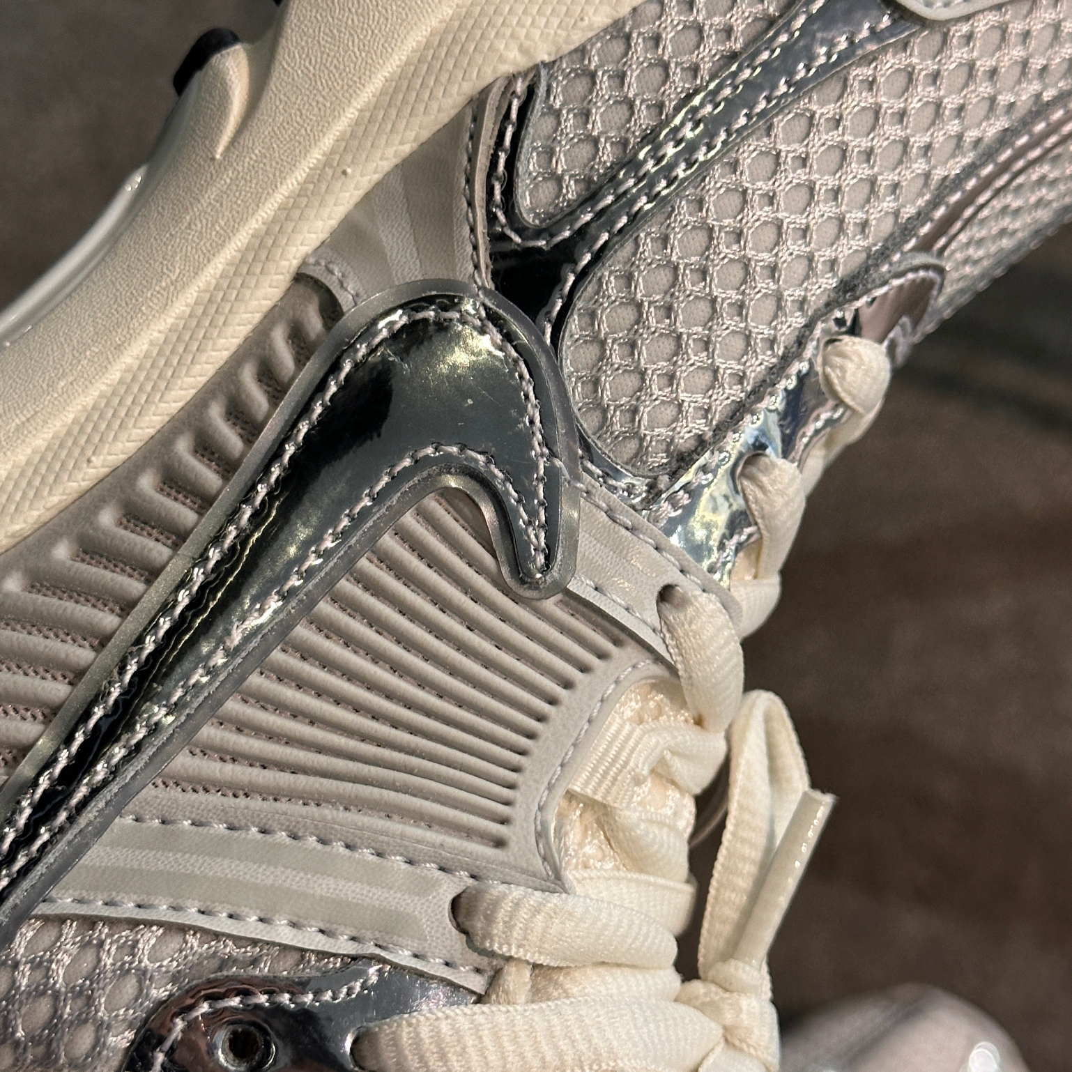 (W) Nike Zoom Vomero 5 Photon Dust and Metallic Silver 착용 스타일 - 1