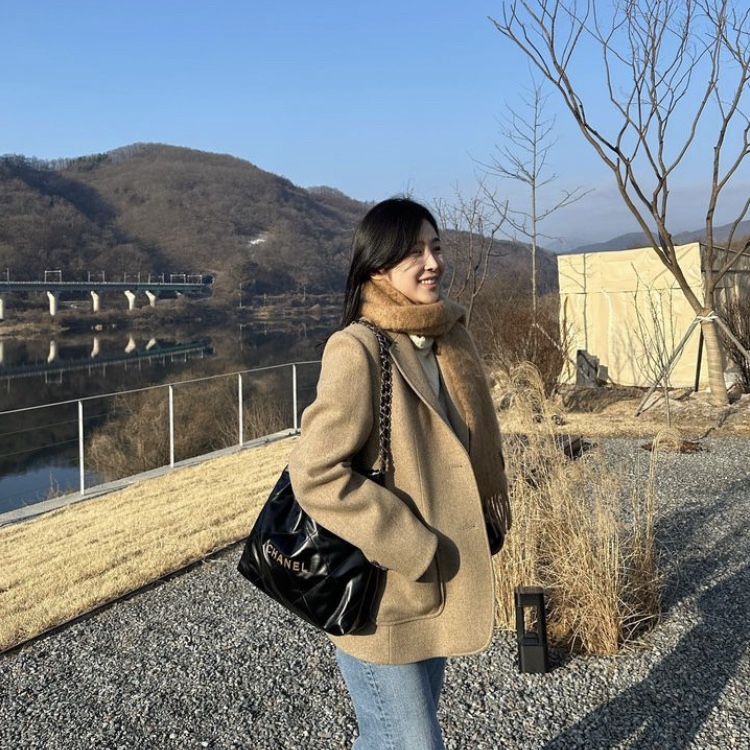 Chanel 22 Small Handbag Shiny Calfskin & Gold Black 착용 스타일