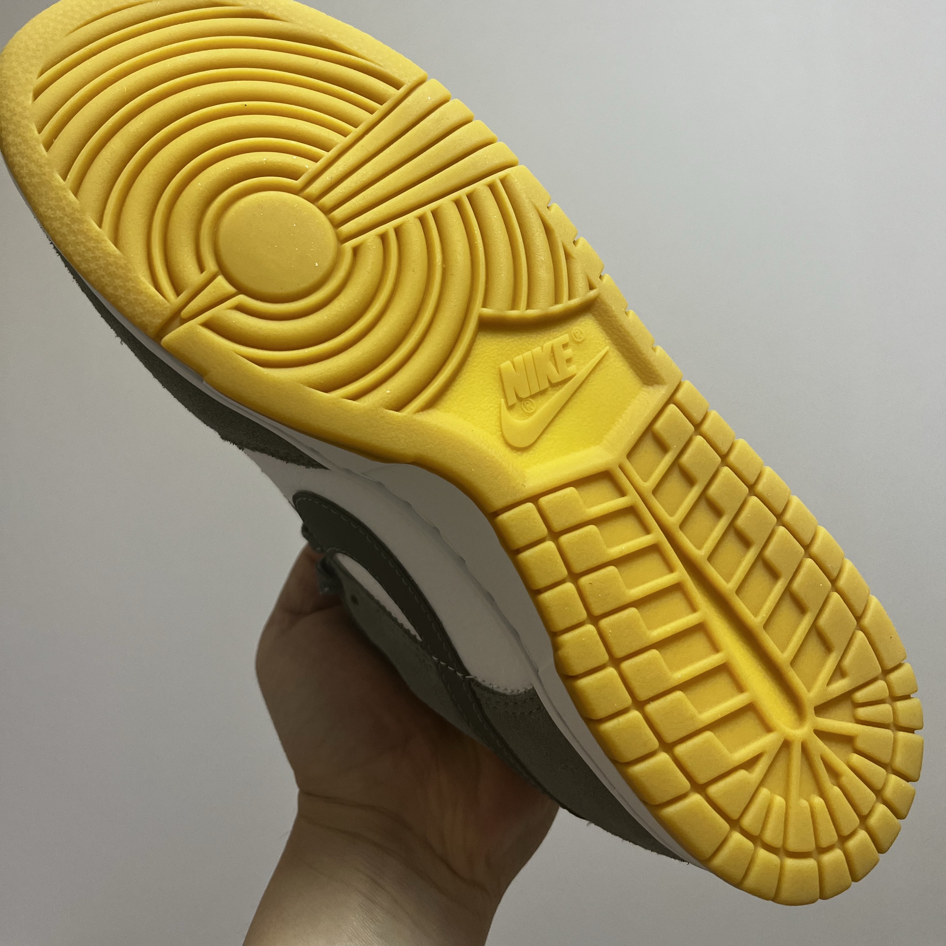 Nike Dunk Low Smoke Grey Gum 착용 스타일 - 7