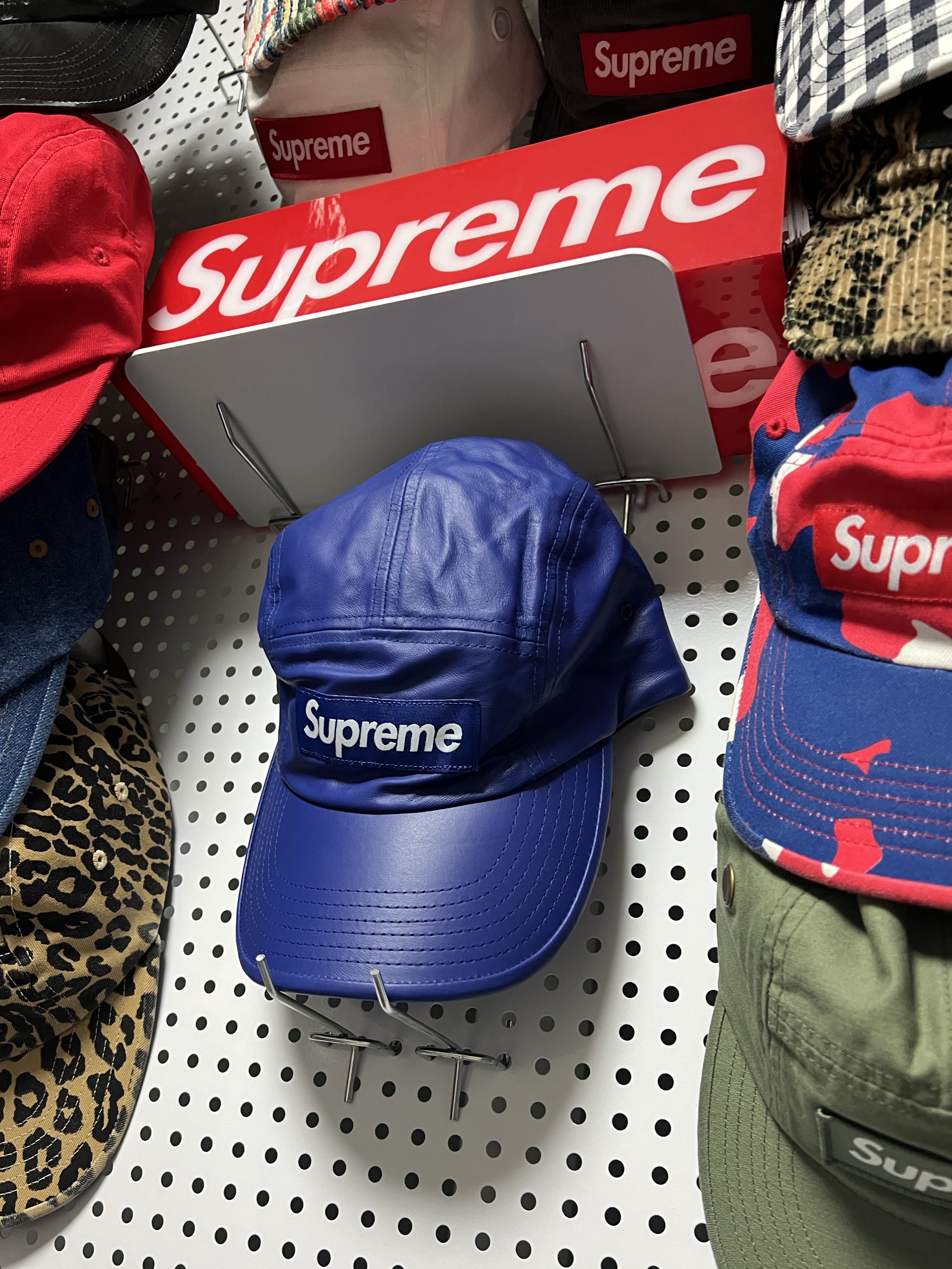 Supreme Leather Camp Cap Royal - 21SS 착용 스타일