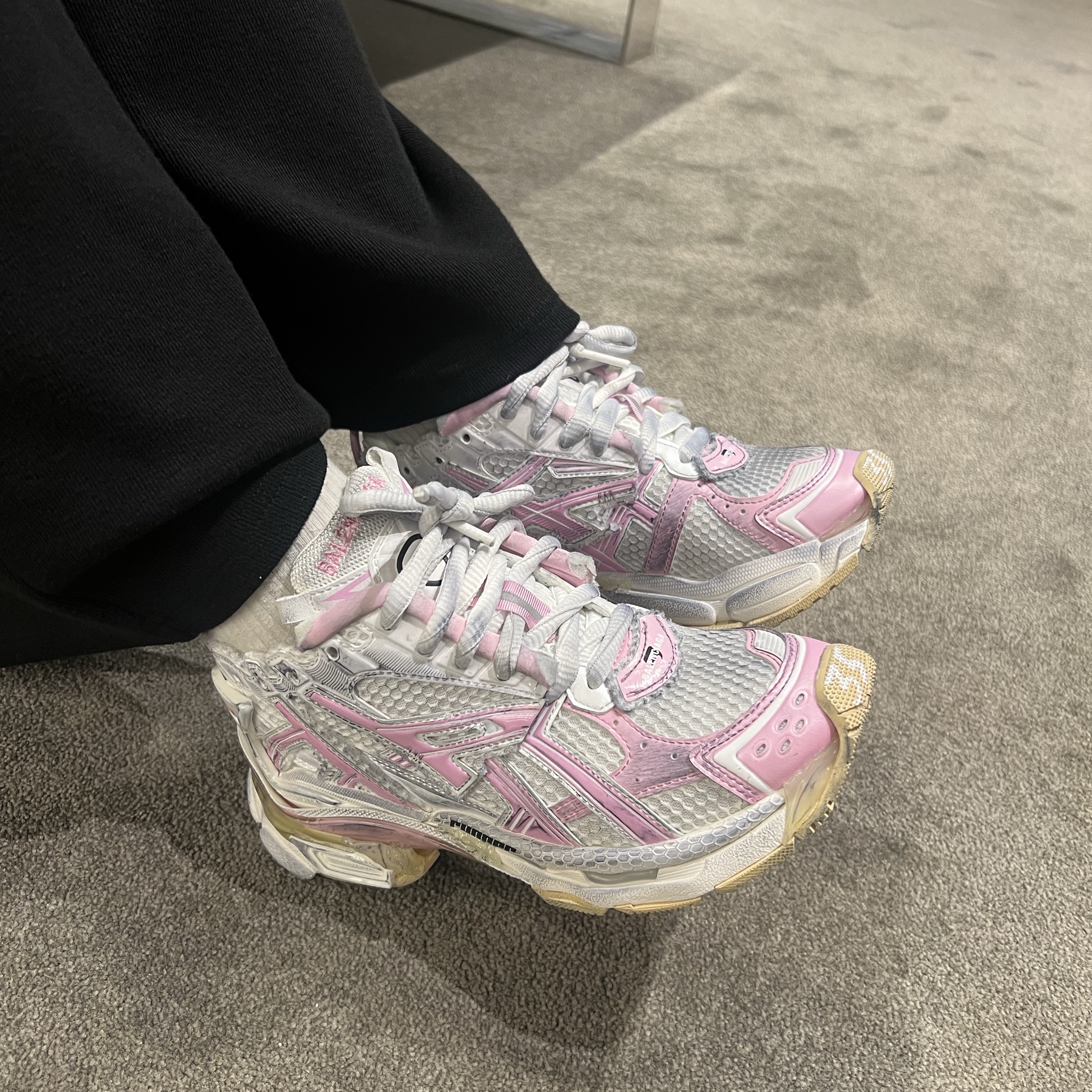 (W) Balenciaga Runner Sneakers White Pink 착용 스타일 - 1