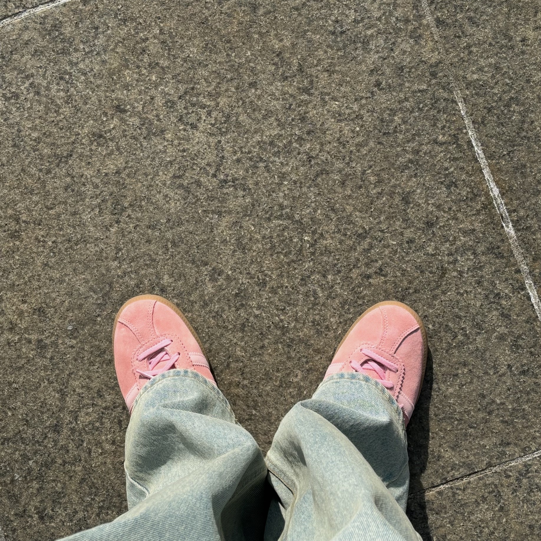 Adidas Bermuda Glow Pink 착용 스타일