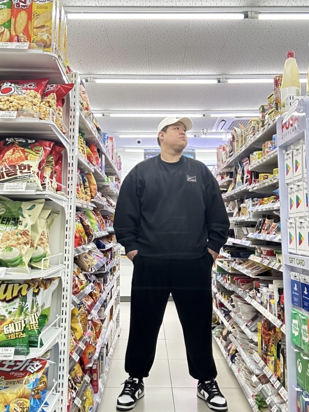 나이키 덩크 로우 레트로 블랙, 나이키 x 스투시 NRG 워시드 플리스 크루넥 블랙 (DO5310-010) 착용 스타일