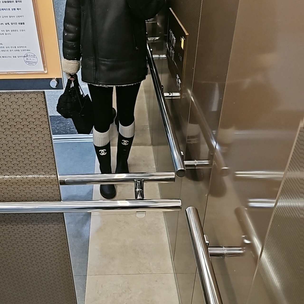 COS Quilted Micro Bag Black, (W) Chanel Boots Caoutchouc & Black 착용 스타일 - 2