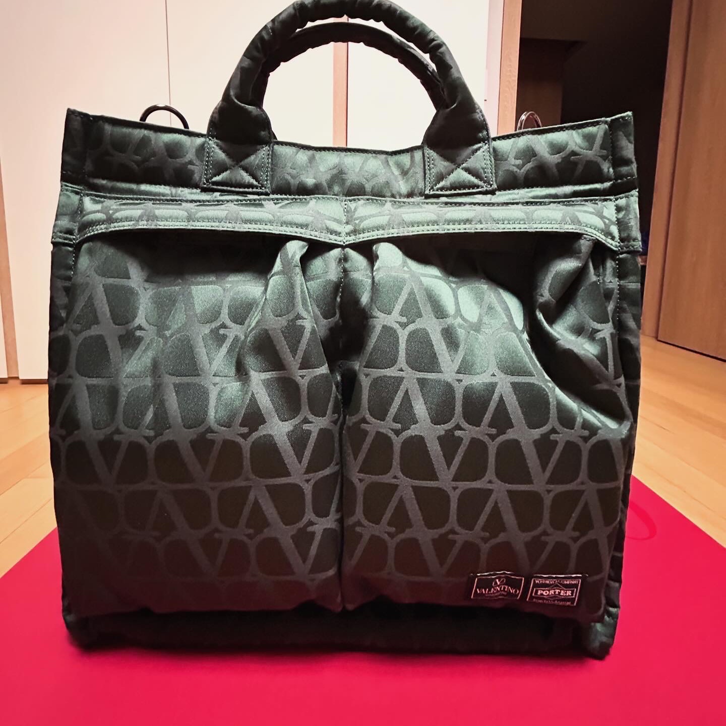 Porter x Valentino Garavani 2Way Vertical Tote Bag Khaki 착용 스타일 - 2