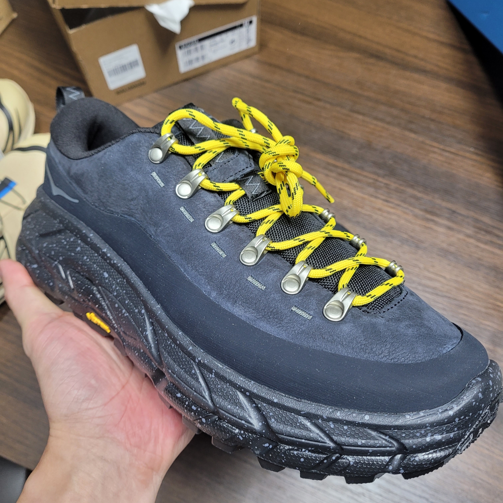 Hoka Tor Summit 2 Black 착용 스타일 - 2