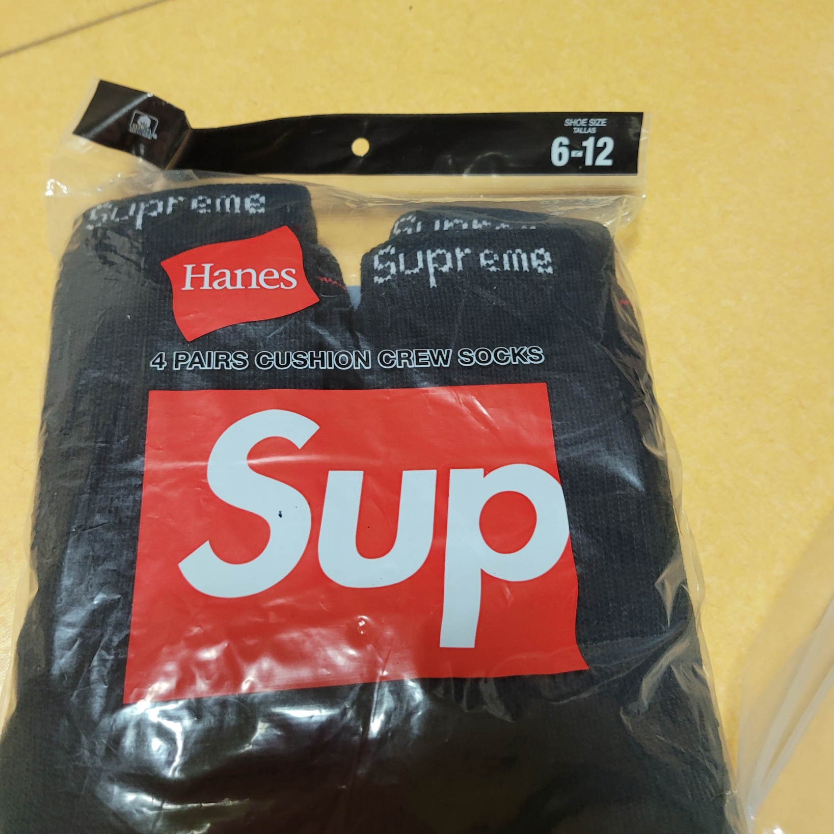 Supreme Hanes Crew Socks Black (4 Pack) 착용 스타일