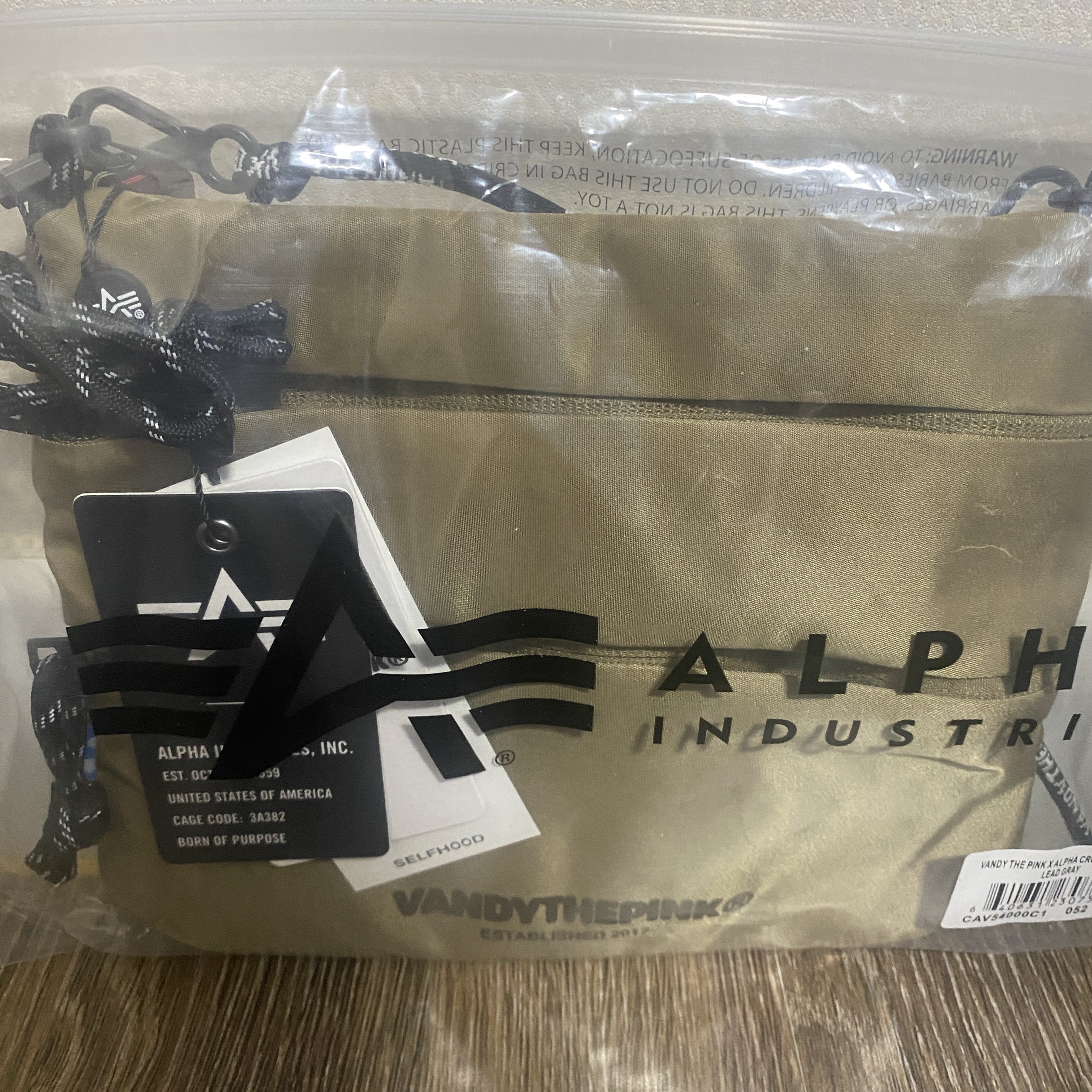 Vandy The Pink x Alpha Industries Crossbody Bag Lead Gray 착용 스타일