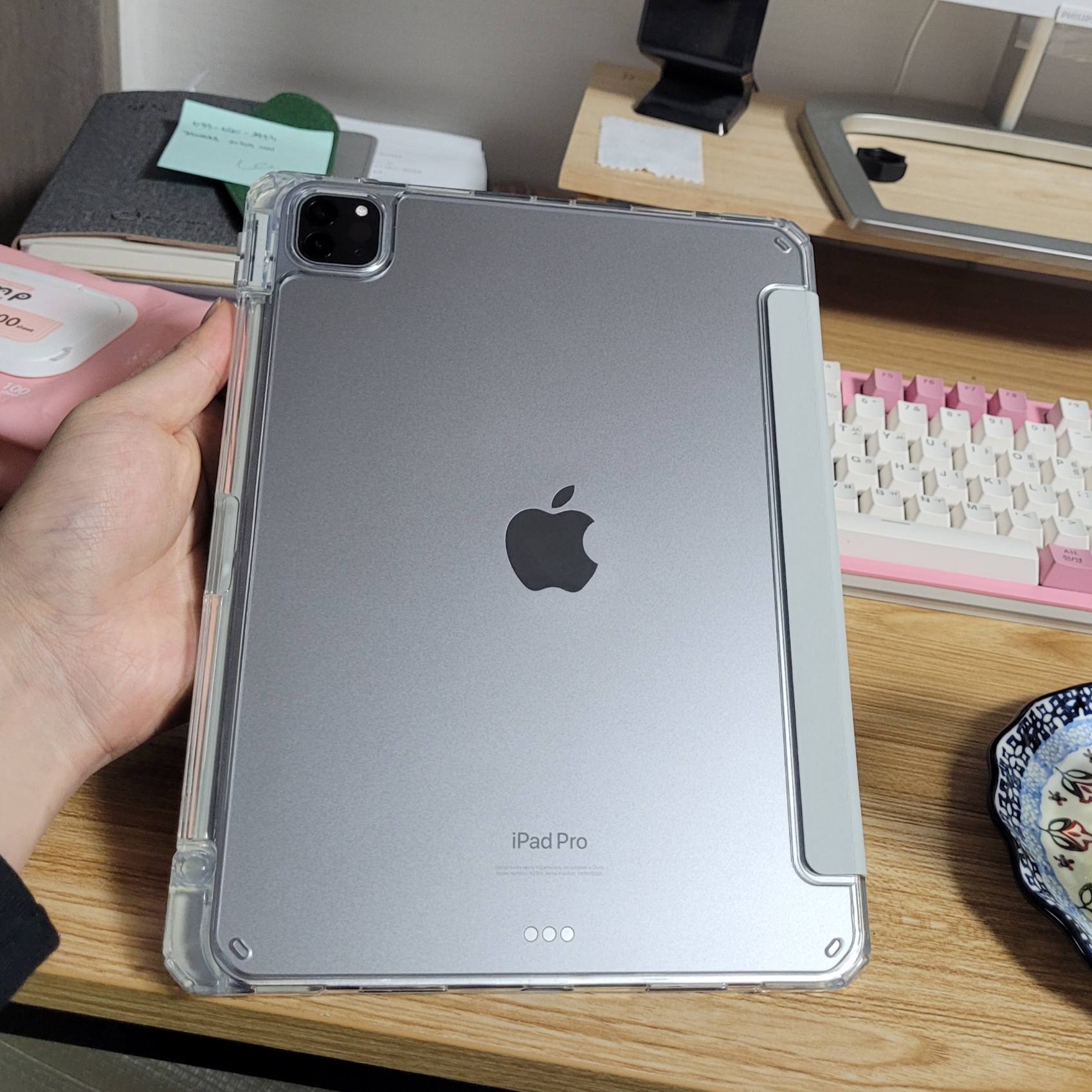 Apple iPad Pro 4th Gen 11-inch Wifi 128GB Space Gray (Korean Ver.) 착용 스타일 - 2