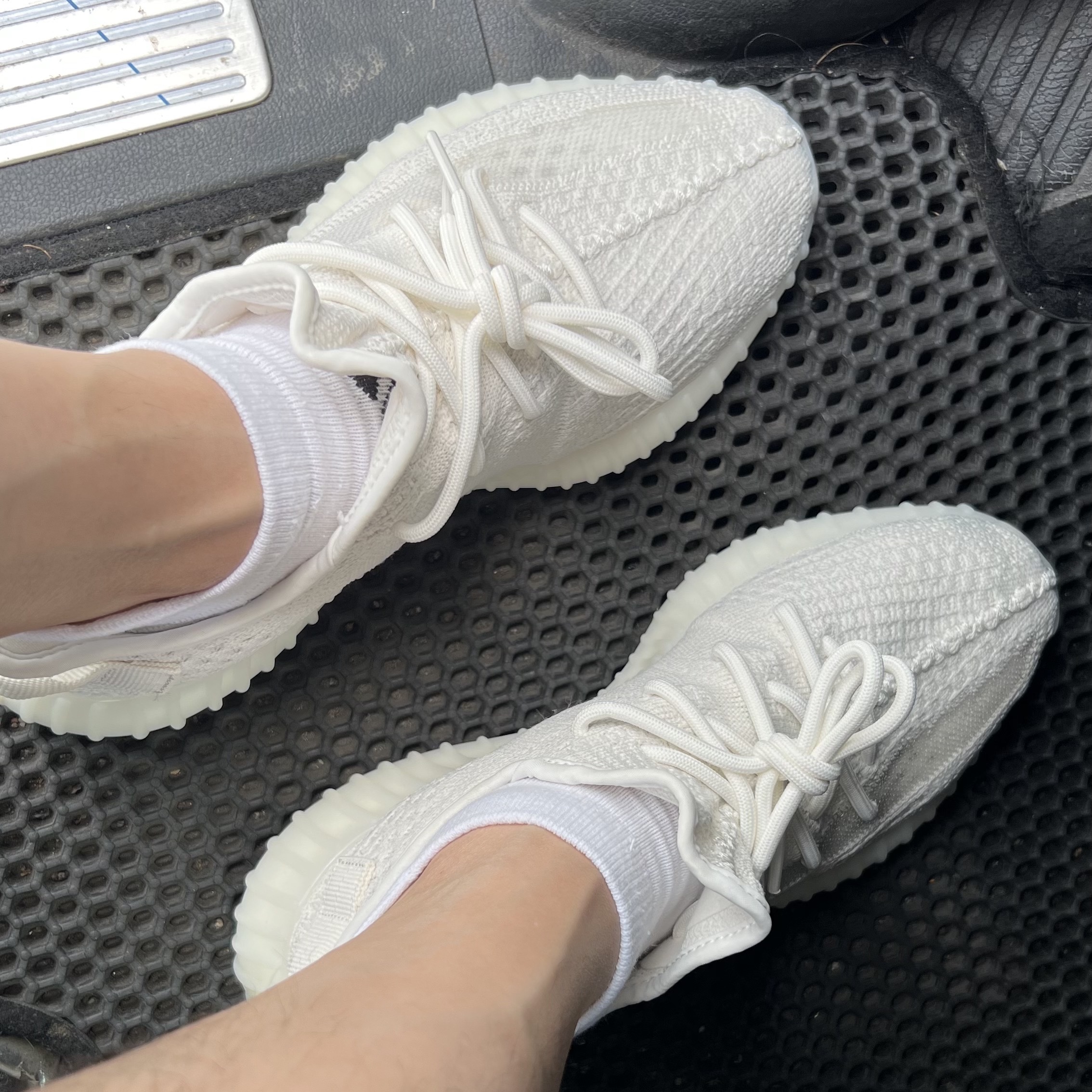 Adidas Yeezy Boost 350 V2 Bone 착용 스타일