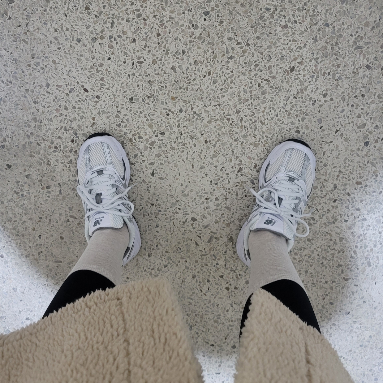 New Balance 530 White Silver 착용 스타일 - 4