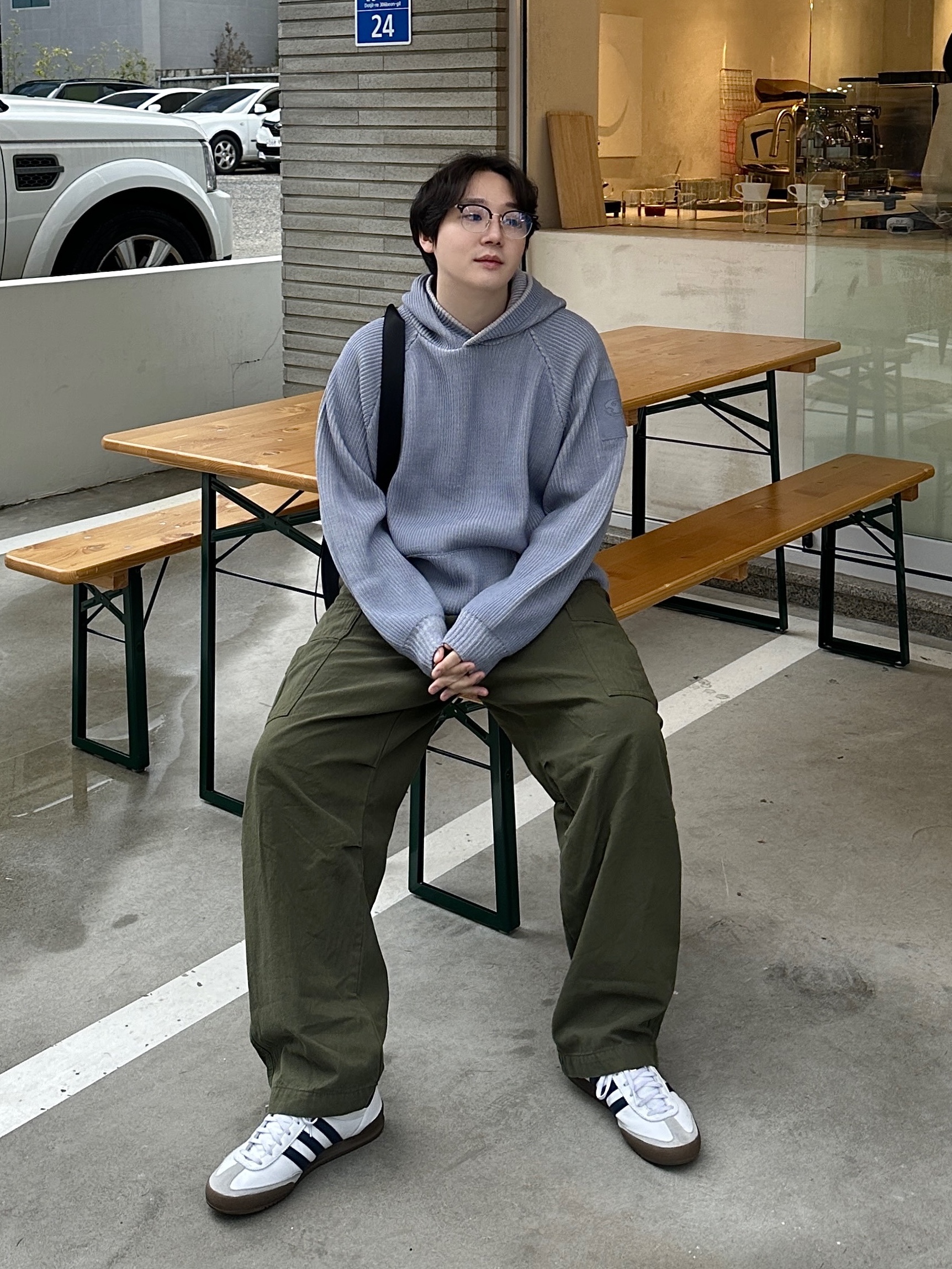 Adidas Jeans Cloud White Collegiate Navy Gum, Gentle Monster Alio X 01 Black 착용 스타일 - 3