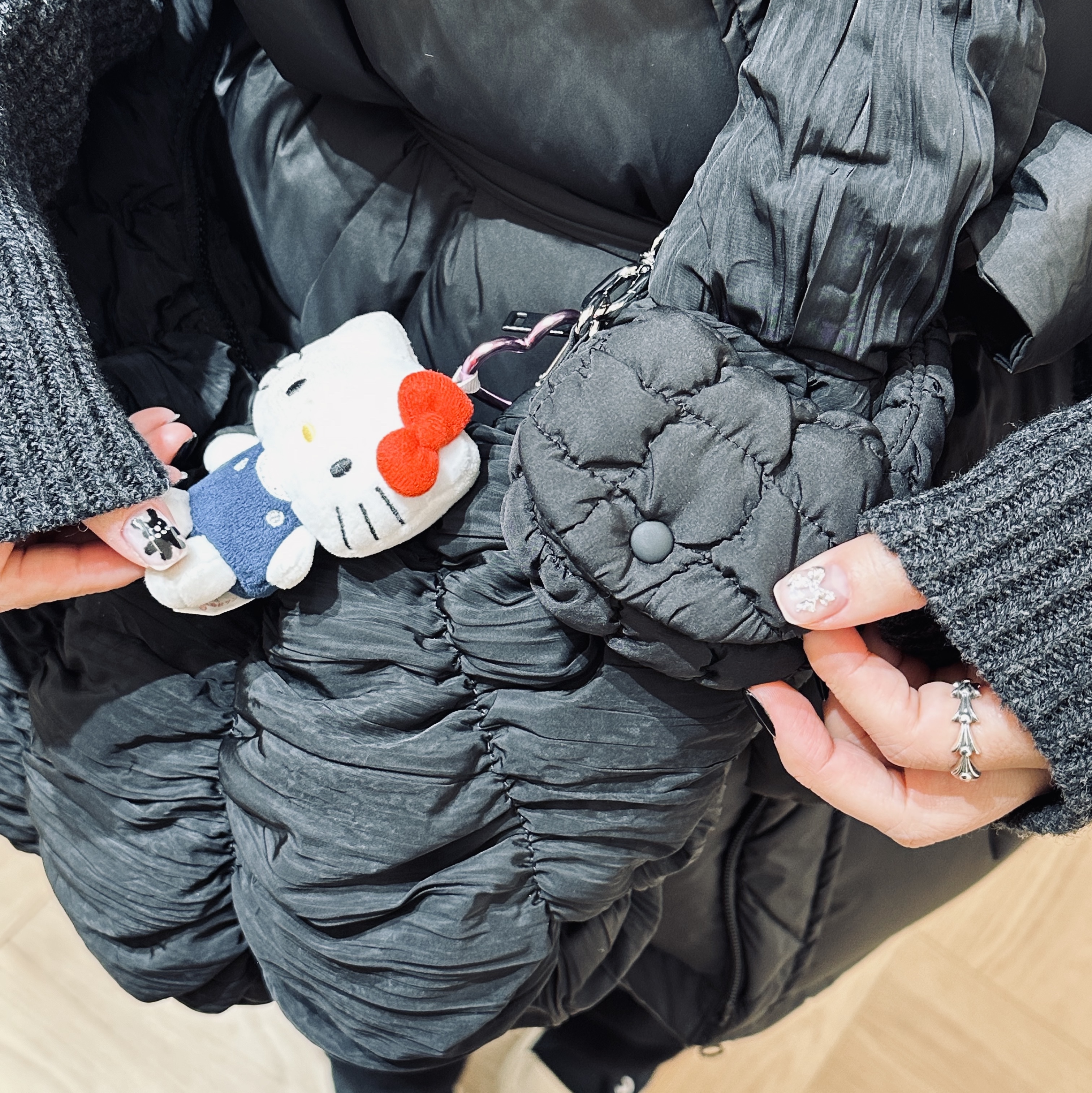 COS Quilted Nano Bag Black, COS Ripple Crossbody Bag Black 착용 스타일 - 2