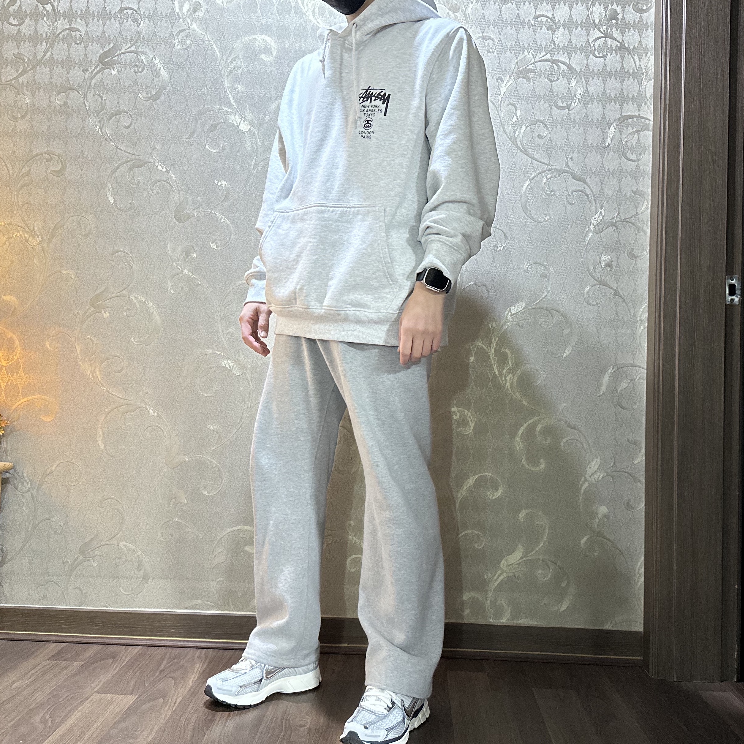 Stussy World Tour Hoodie Ash Heather 2021, (W) Nike Zoom Vomero 5 Photon Dust and Metallic Silver 착용 스타일 - 5