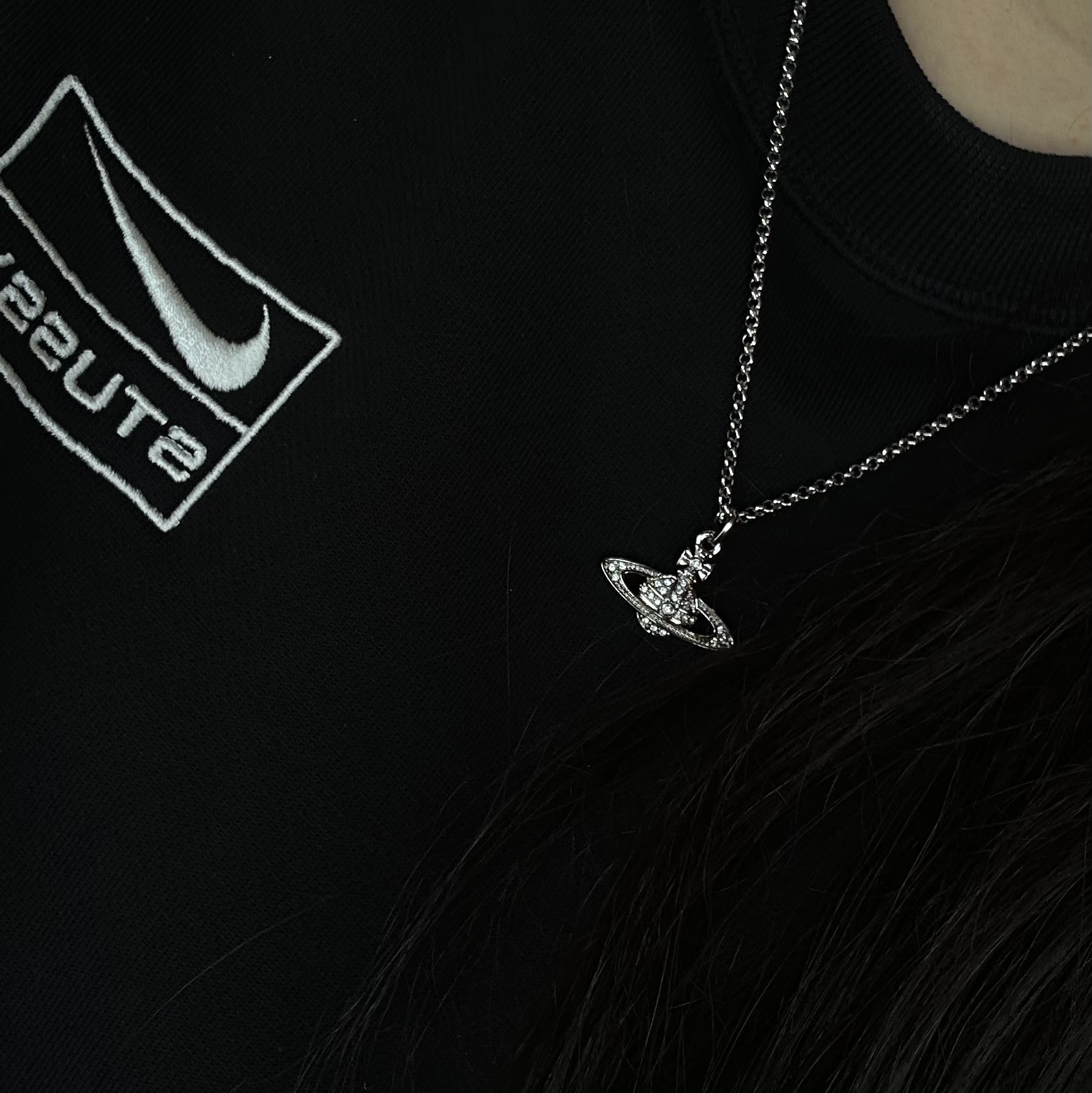 Vivienne Westwood Mini Bas Relief Pendant Silver, Nike x Stussy NRG Washed Fleece Crewneck Black (DO5310-010) 착용 스타일 - 1