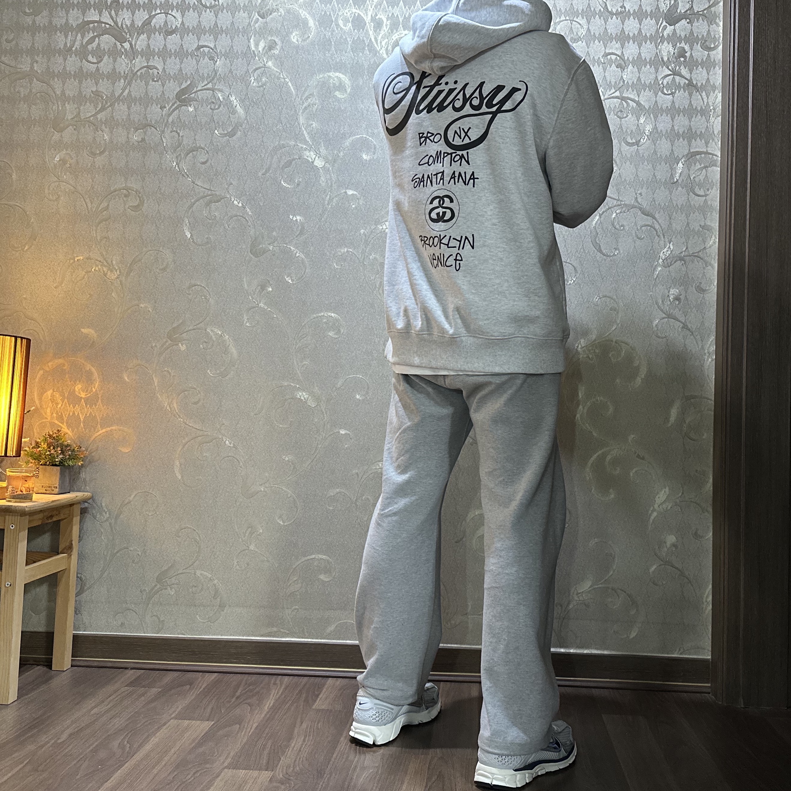 Stussy World Tour Hoodie Ash Heather 2021, (W) Nike Zoom Vomero 5 Photon Dust and Metallic Silver 착용 스타일 - 2
