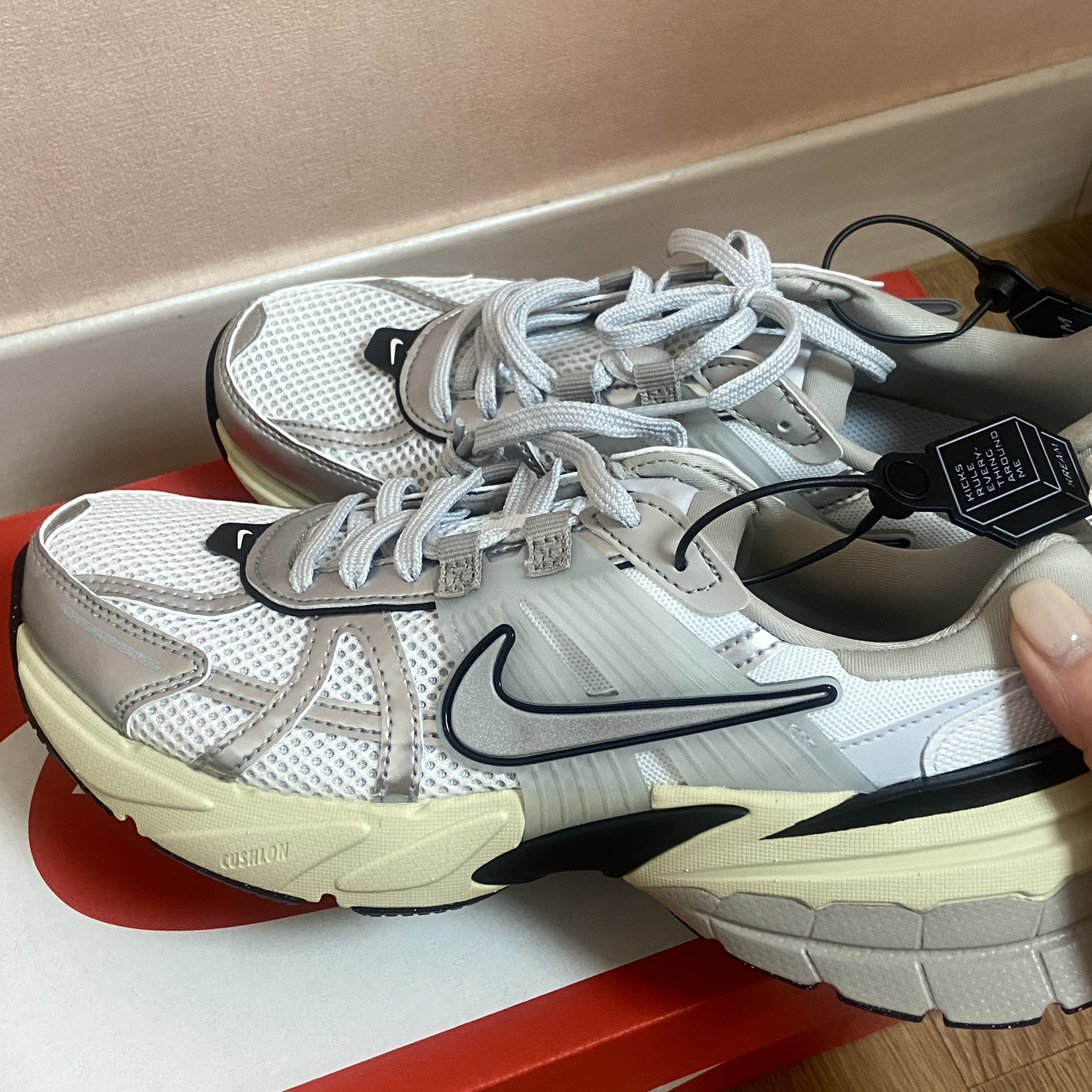 Nike V2K Run Summit White Metallic Silver 착용 스타일