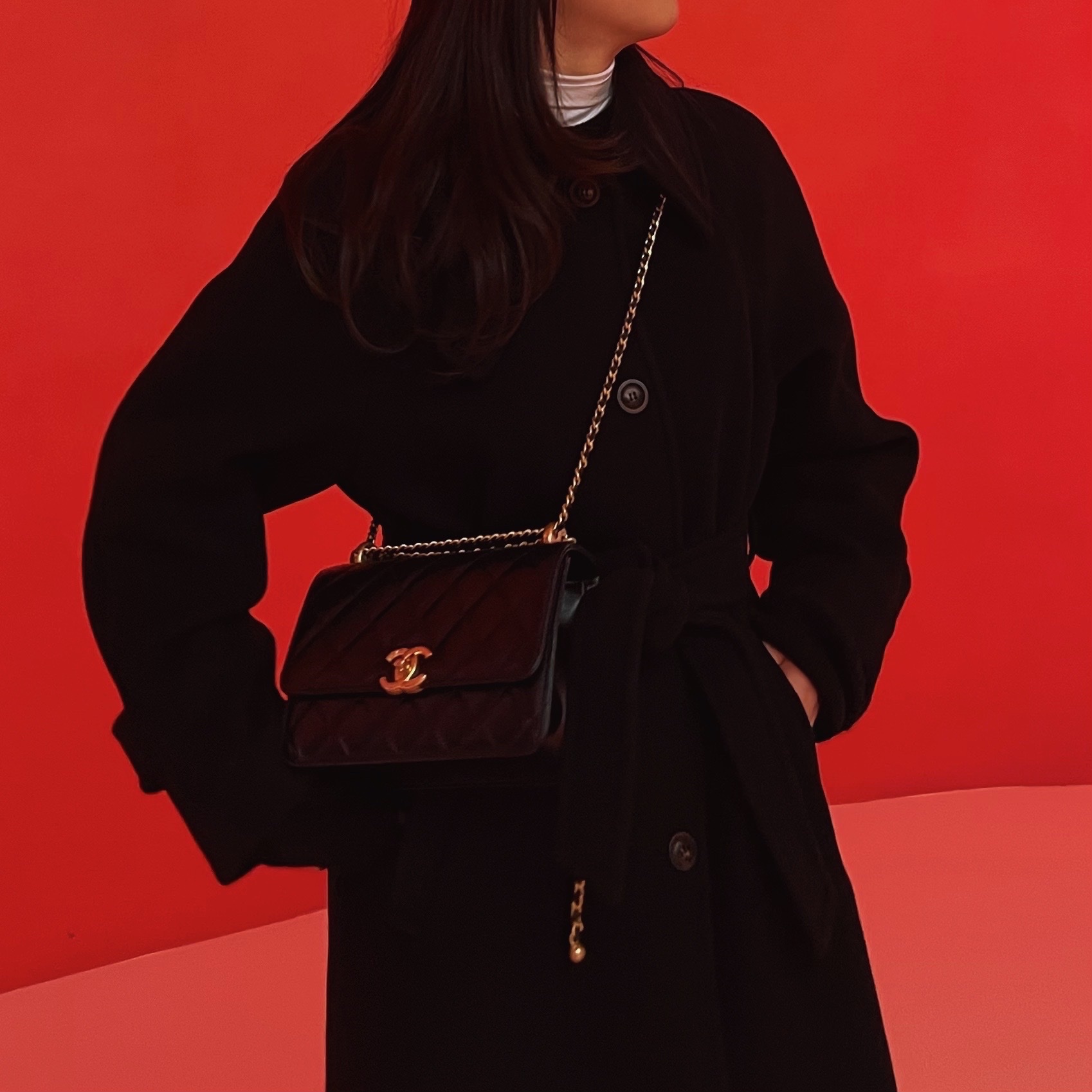 Chanel Small Flap Bag Calfskin & Gold Black 착용 스타일 - 2