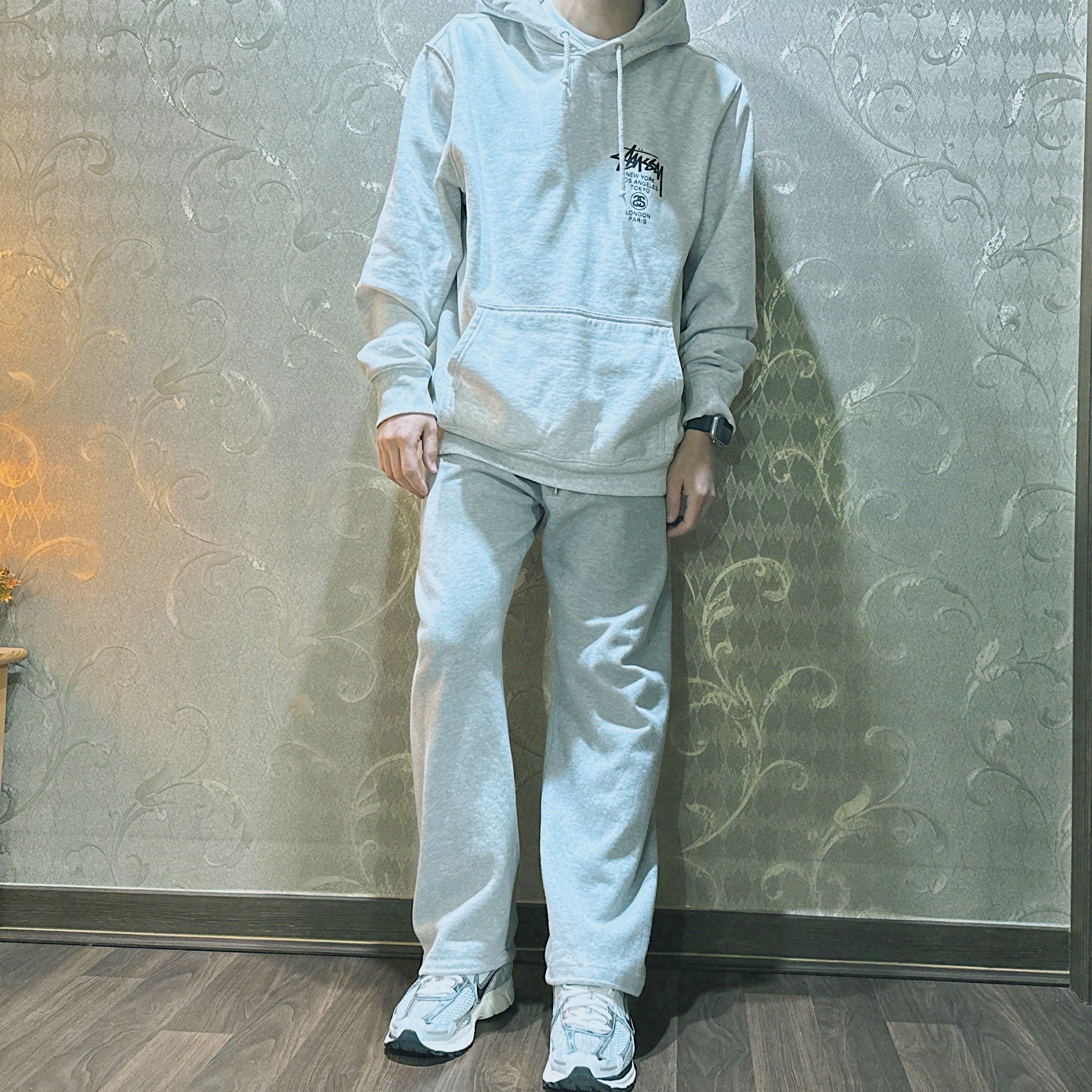 Stussy World Tour Hoodie Ash Heather 2021, (W) Nike Zoom Vomero 5 Photon Dust and Metallic Silver 착용 스타일 - 1