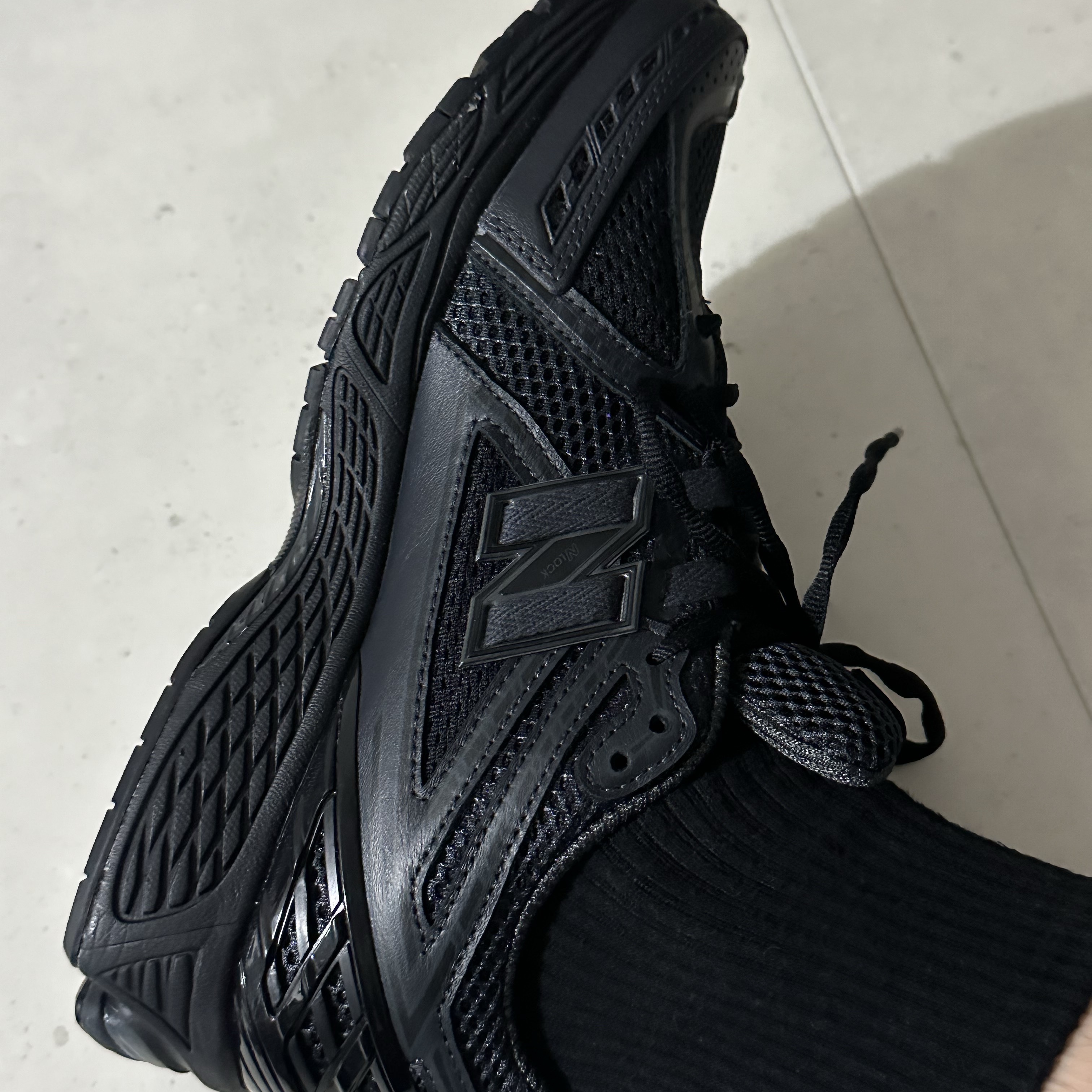 New Balance x Comme des Garcons Homme 1906R Black 착용 스타일 - 2