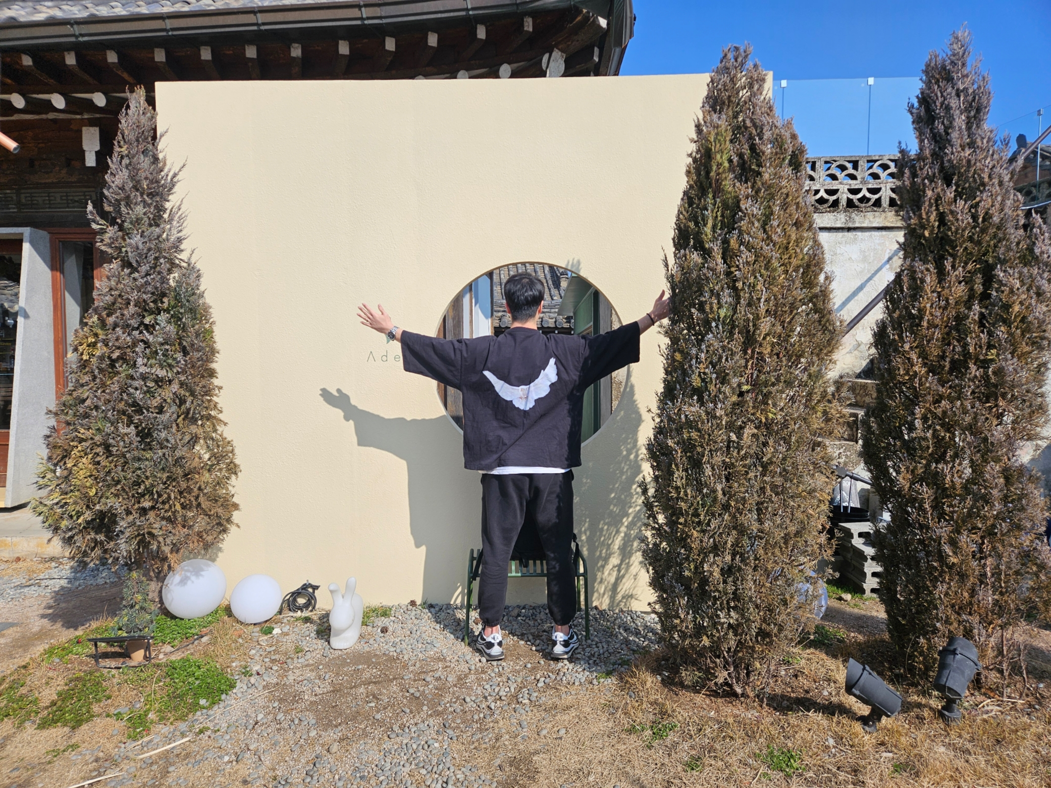 Yeezy Gap Engineered By Balenciaga Dove 3/4 Sleeve T-Shirt Black 착용 스타일
