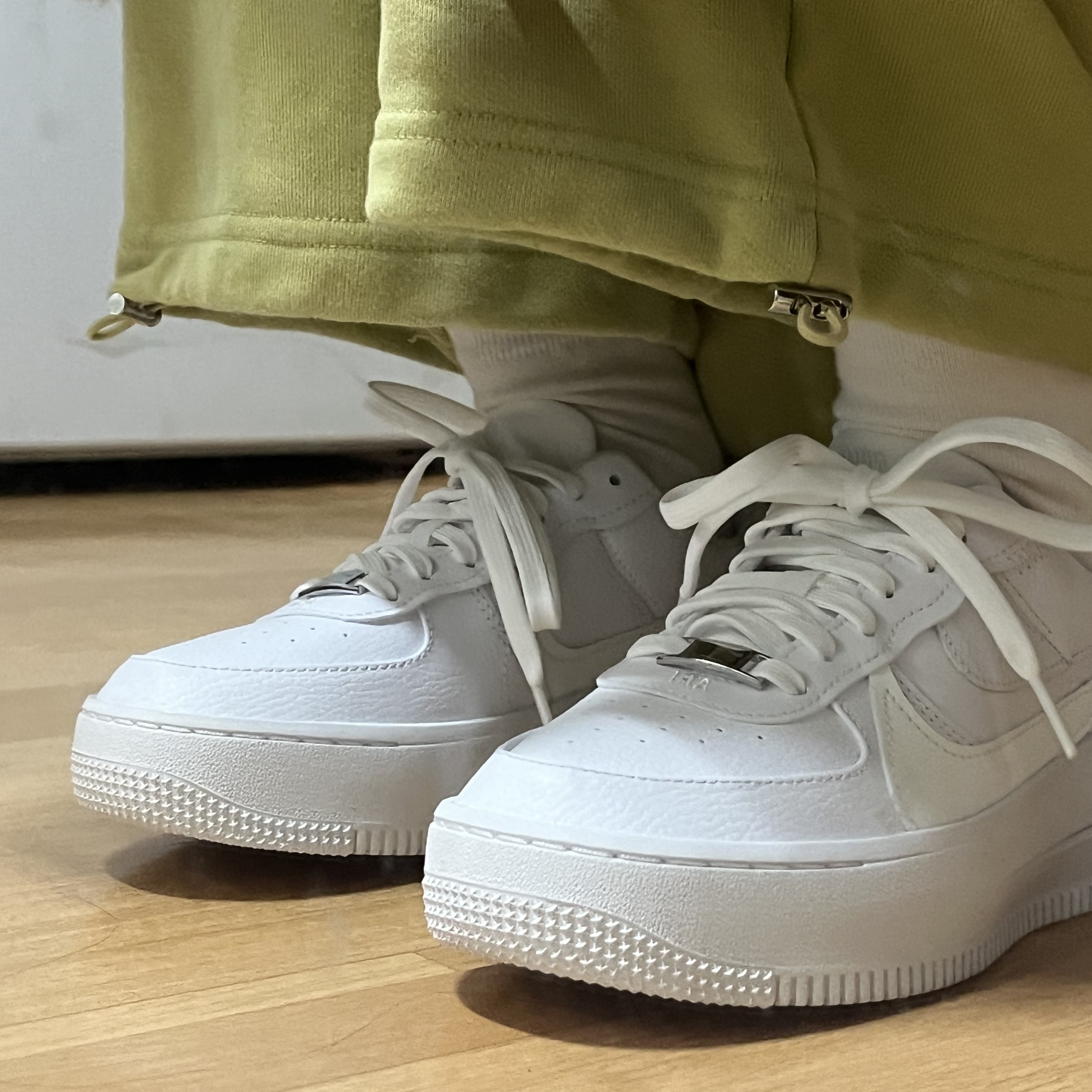 (W) Nike Air Force 1 PLT.AF.ORM Triple White 착용 스타일