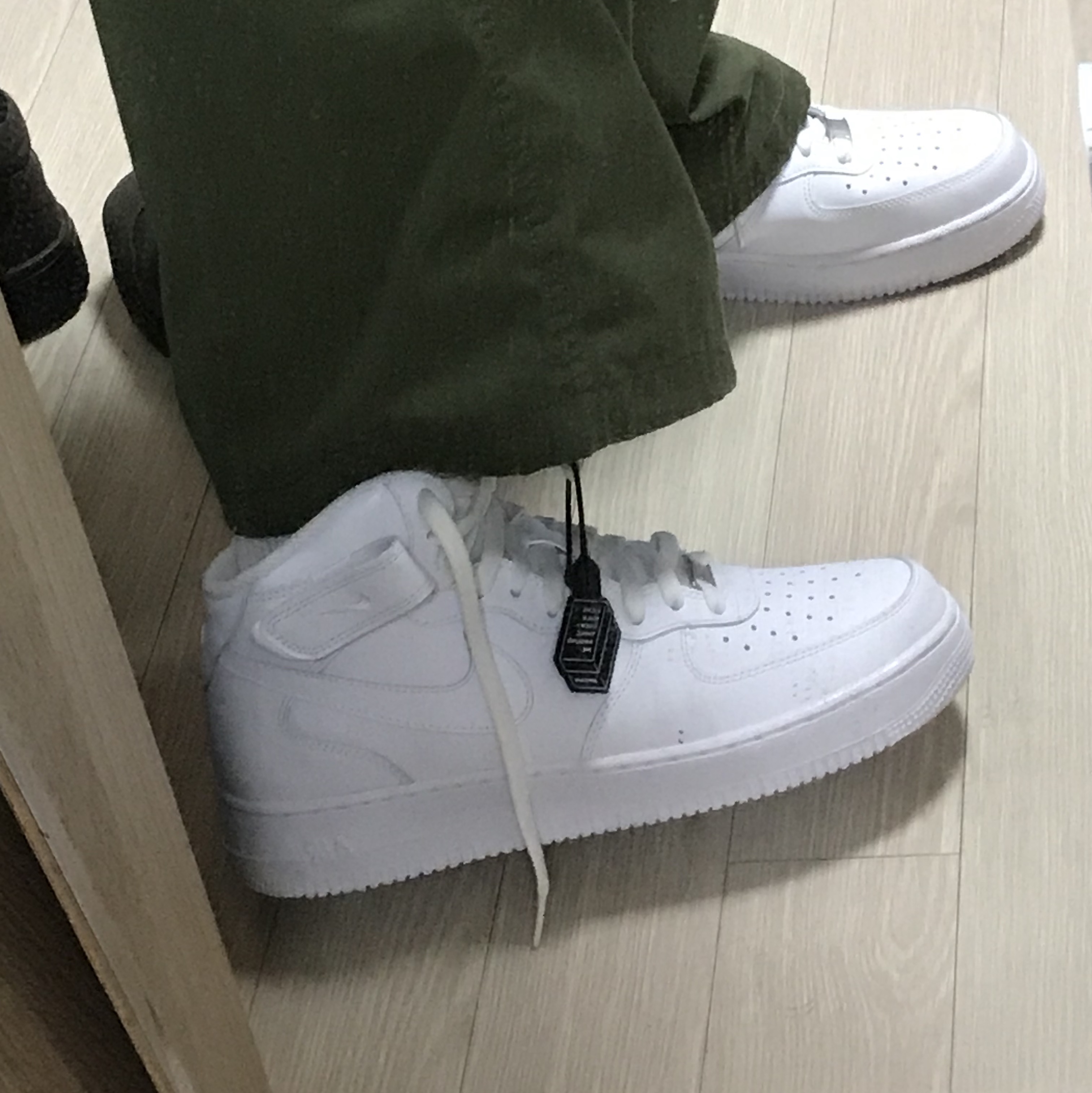 Nike Air Force 1 Mid '07 White, Nike Air Force 1 '07 Low Triple Black 착용 스타일 - 3