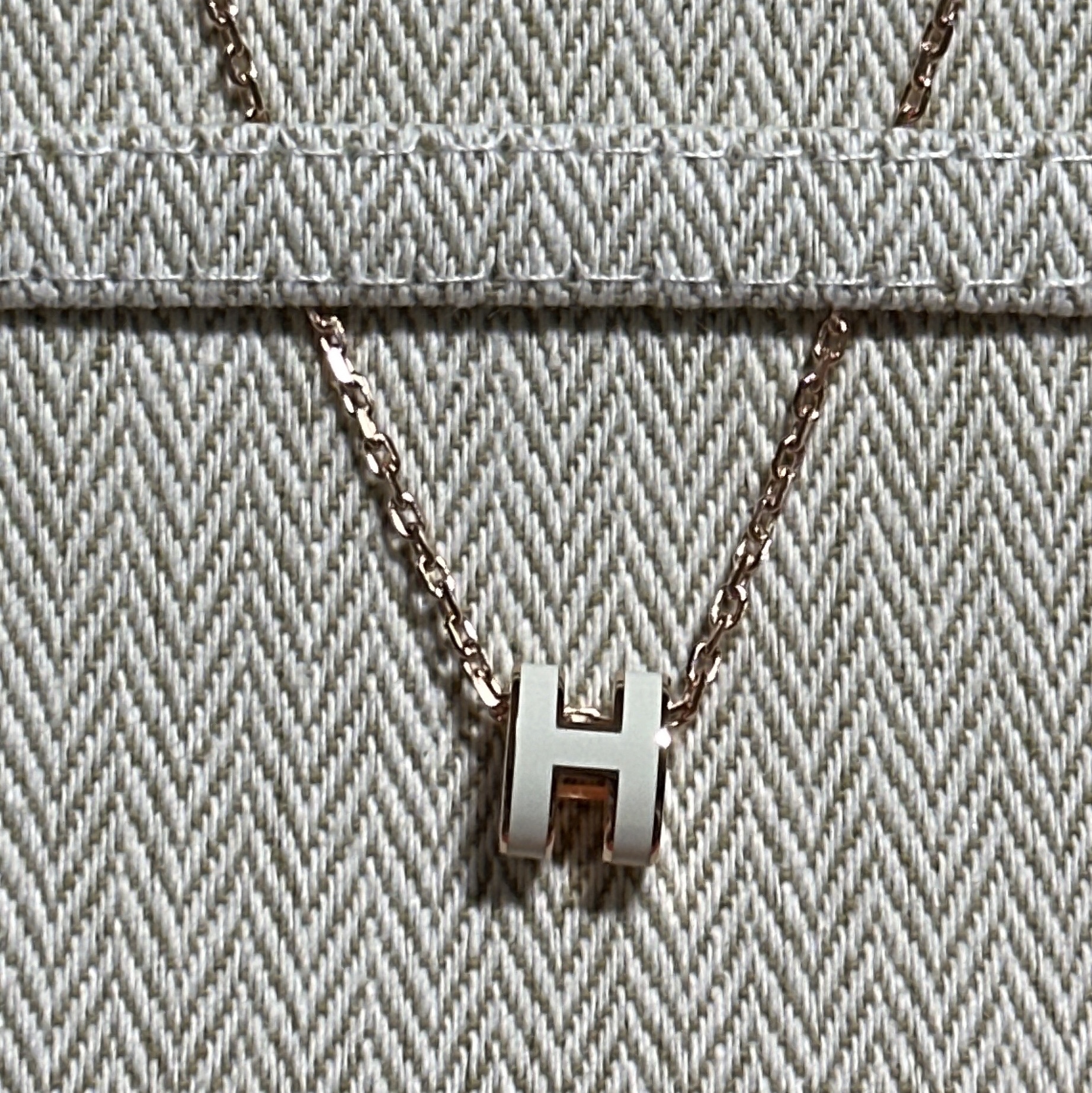 (W) Hermes Mini Pop H Pendant Rose Gold & Blanc 착용 스타일 - 3
