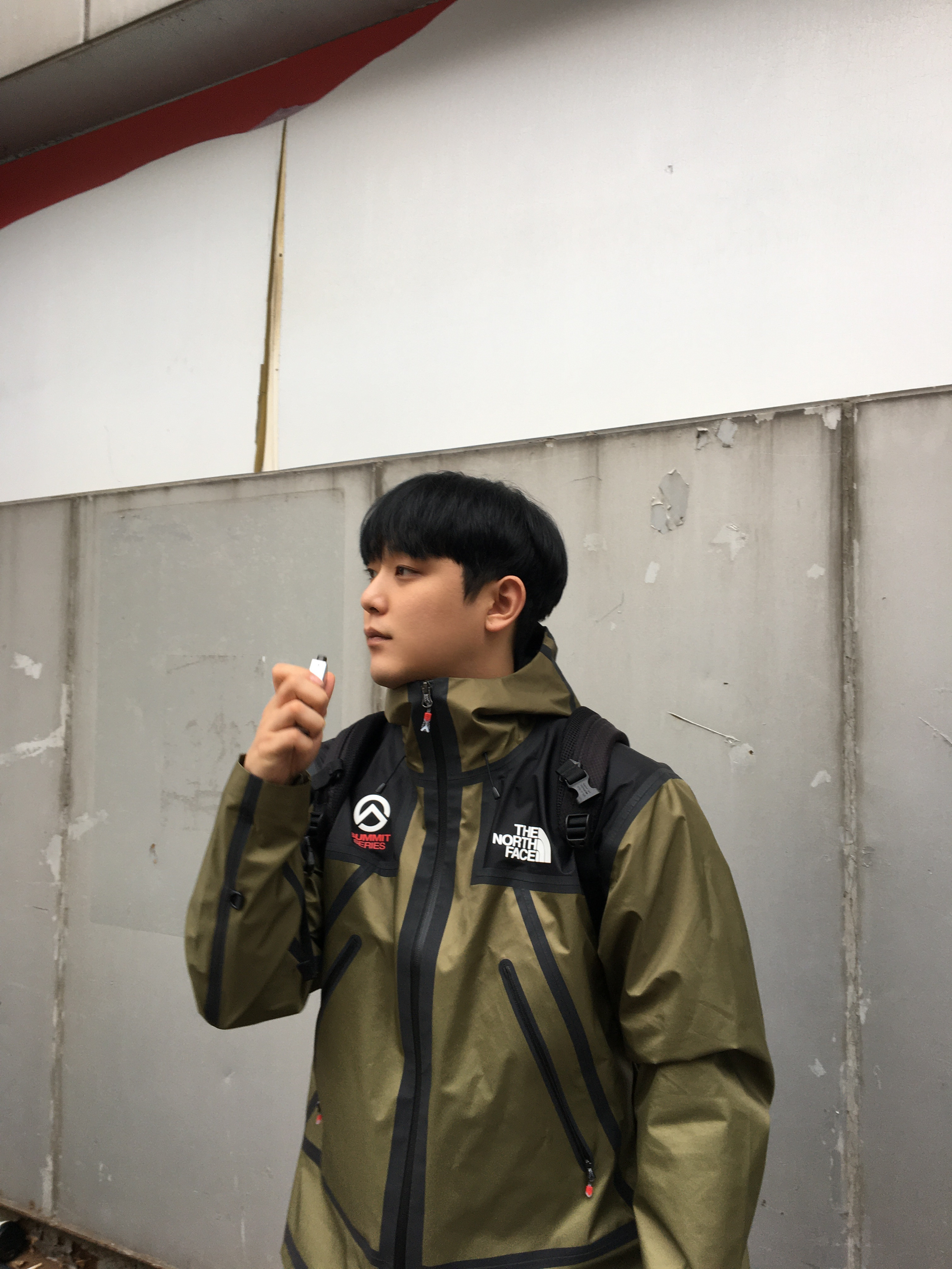 Supreme x The North Face Summit Series Outer Tape Seam Jacket Olive - 21SS, Jordan 1 x Travis Scott x Fragment Retro Low OG SP Military Blue 착용 스타일 - 1