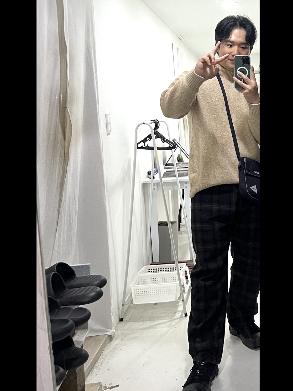 Uniqlo x JW Anderson Souffle Yarn Mock Neck Sweater Orange - KR, Camper x Ader Error Proto-111-S Cinder Basic Sneakers Black 착용 스타일