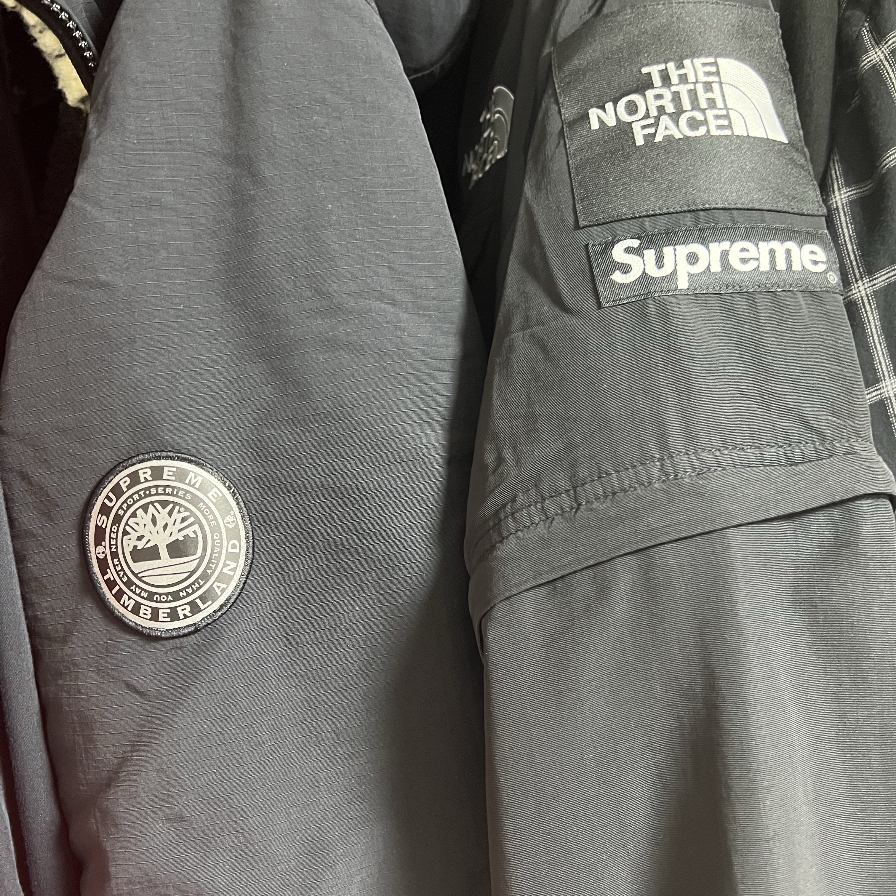Supreme x The North Face Trekking Convertible Jacket Black - 22SS, Supreme x Timberland Reversible Ripstop Jacket Black - 21FW 착용 스타일