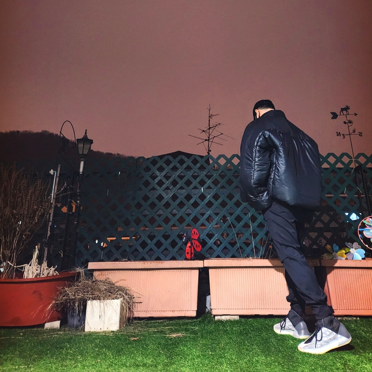 Yeezy Gap Engineered By Balenciaga Flame Cap Black, Yeezy Gap Engineered By Balenciaga Round Jacket 2 Black 착용 스타일 - 2