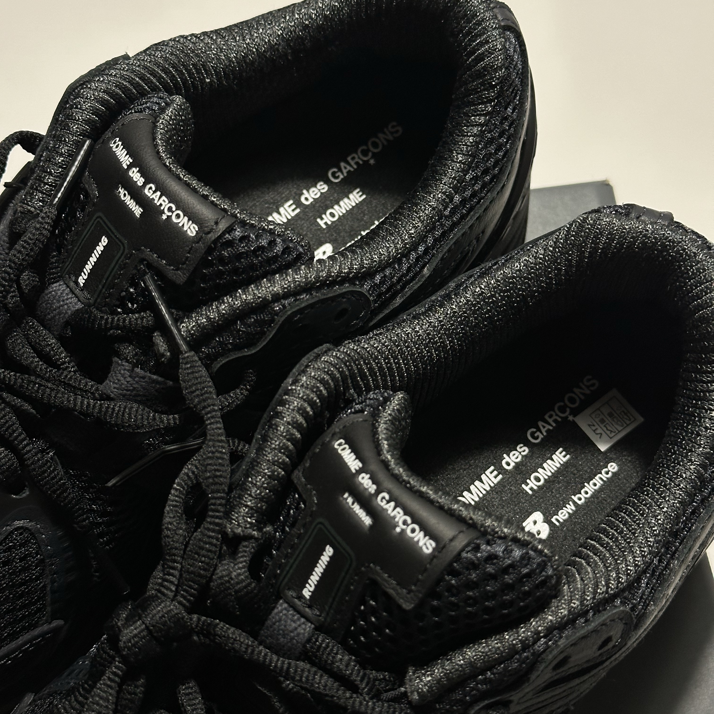 New Balance x Comme des Garcons Homme 1906R Black 착용 스타일 - 1