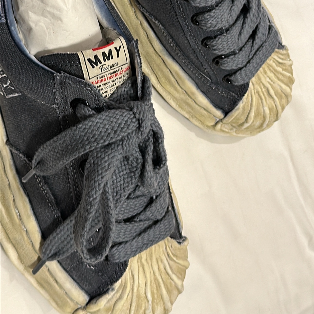 Maison Mihara Yasuhiro Blakey OG Sole Canvas Over Dyed Low-top Sneakers Black 착용 스타일 - 2