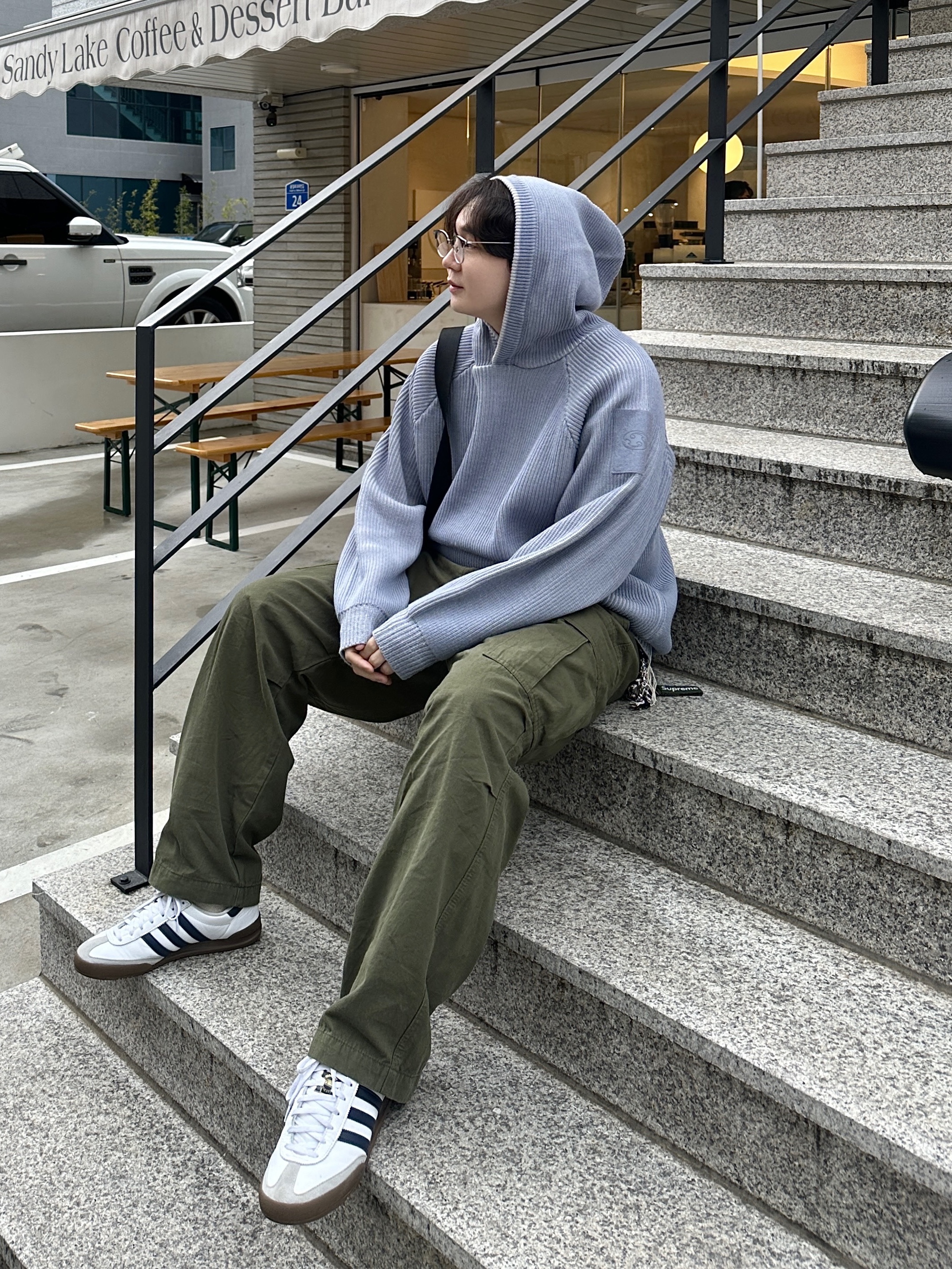 Adidas Jeans Cloud White Collegiate Navy Gum, Gentle Monster Alio X 01 Black 착용 스타일 - 1