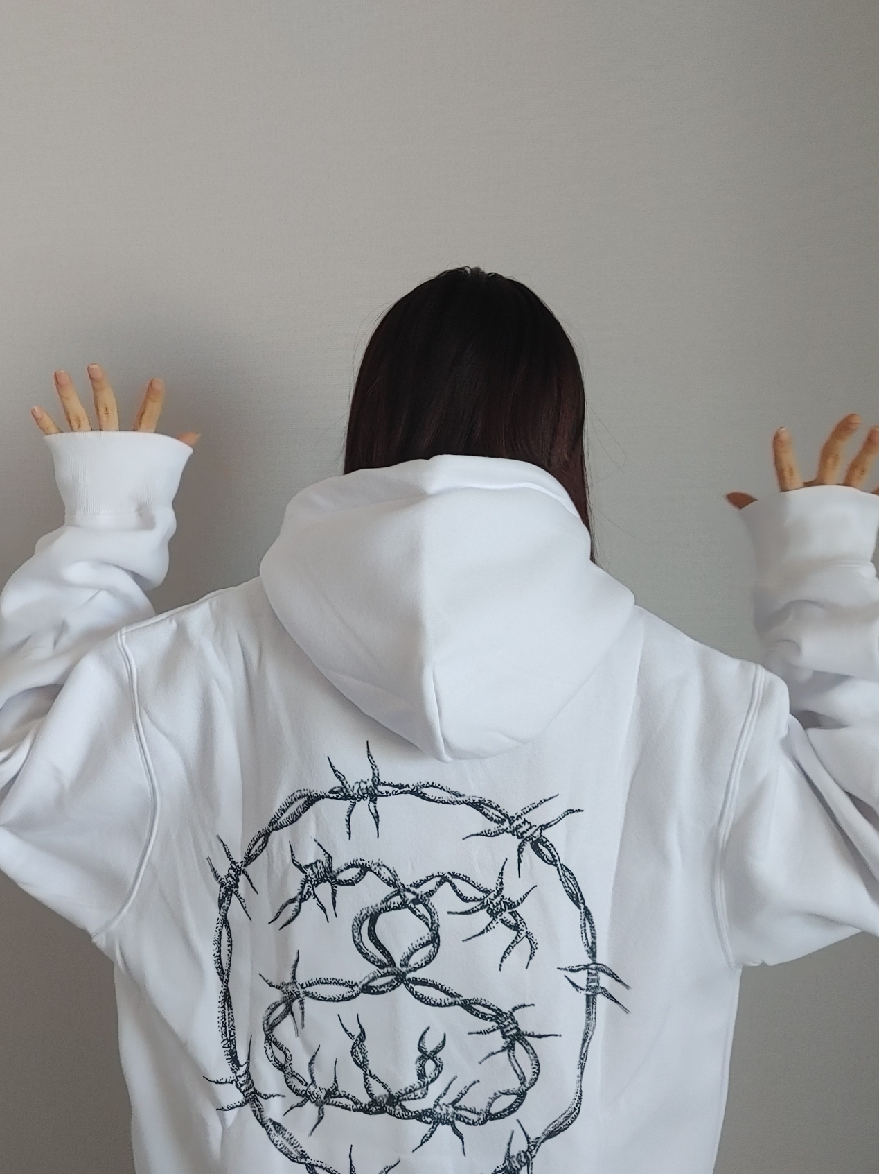 Stussy Barb Hoodie White 착용 스타일