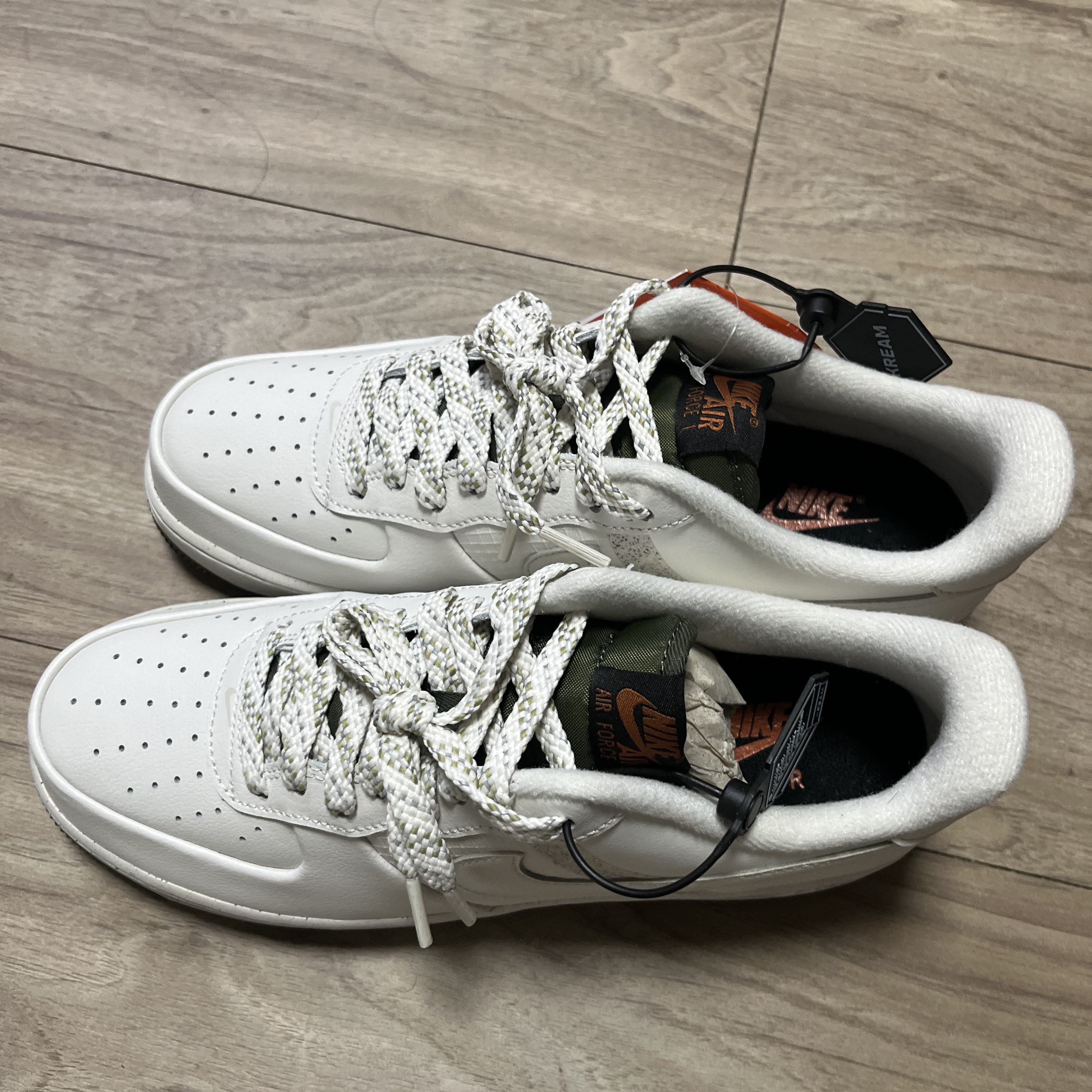 Nike Air Force 1 '07 LV8 Phantom Cargo Khaki 착용 스타일 - 1