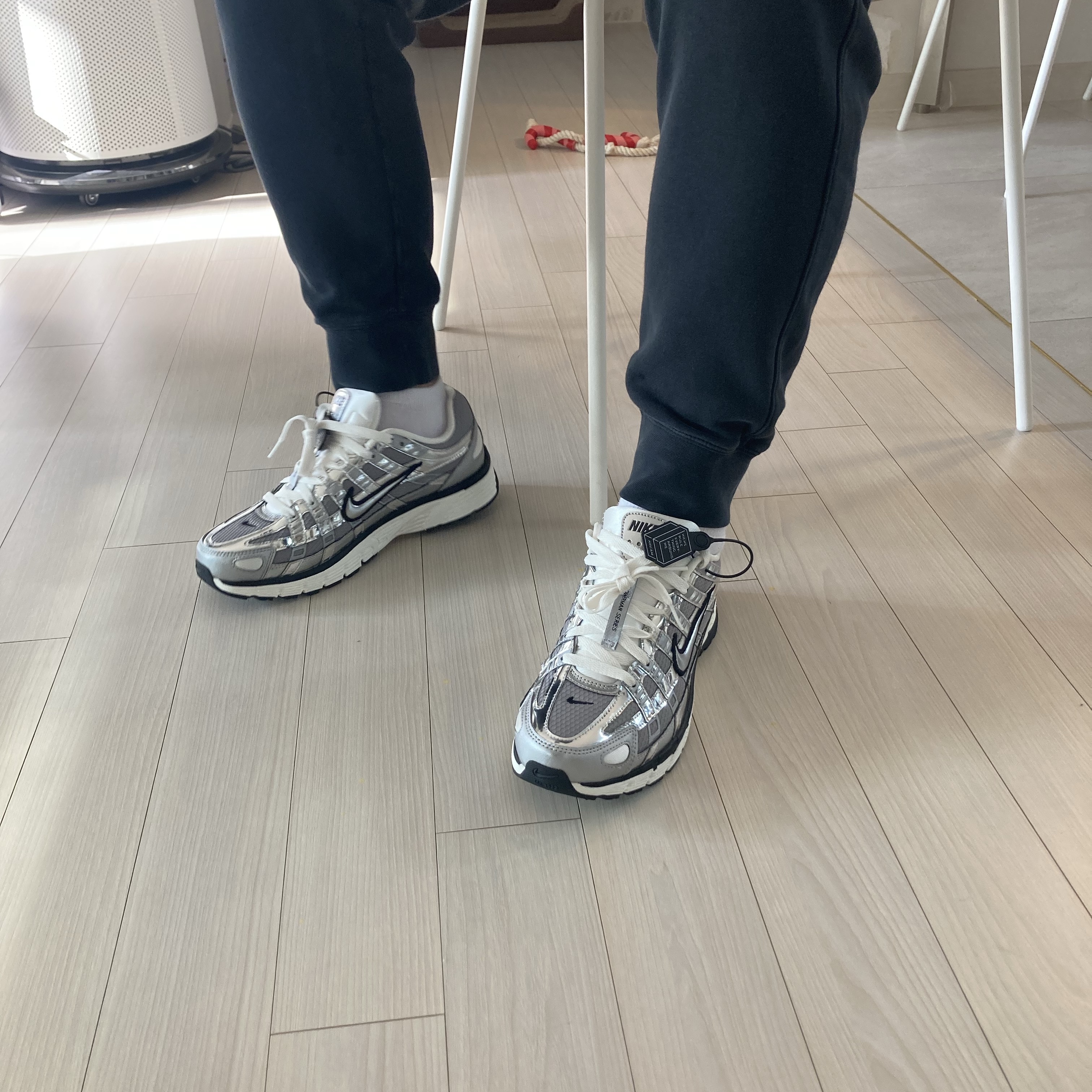 Nike P-6000 Metallic Silver 착용 스타일 - 2