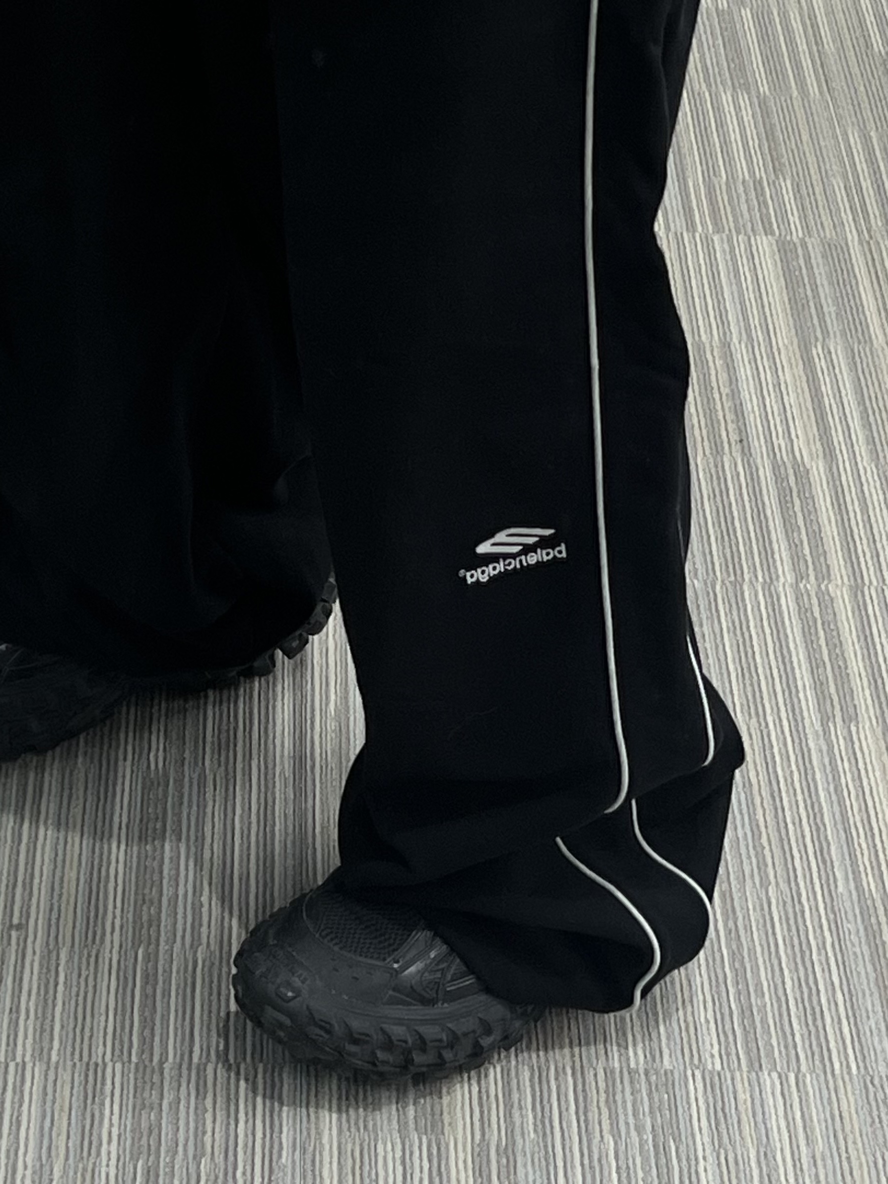 Balenciaga Bleached Shirt Multicolored, Balenciaga Defender Sneakers Black 착용 스타일 - 6