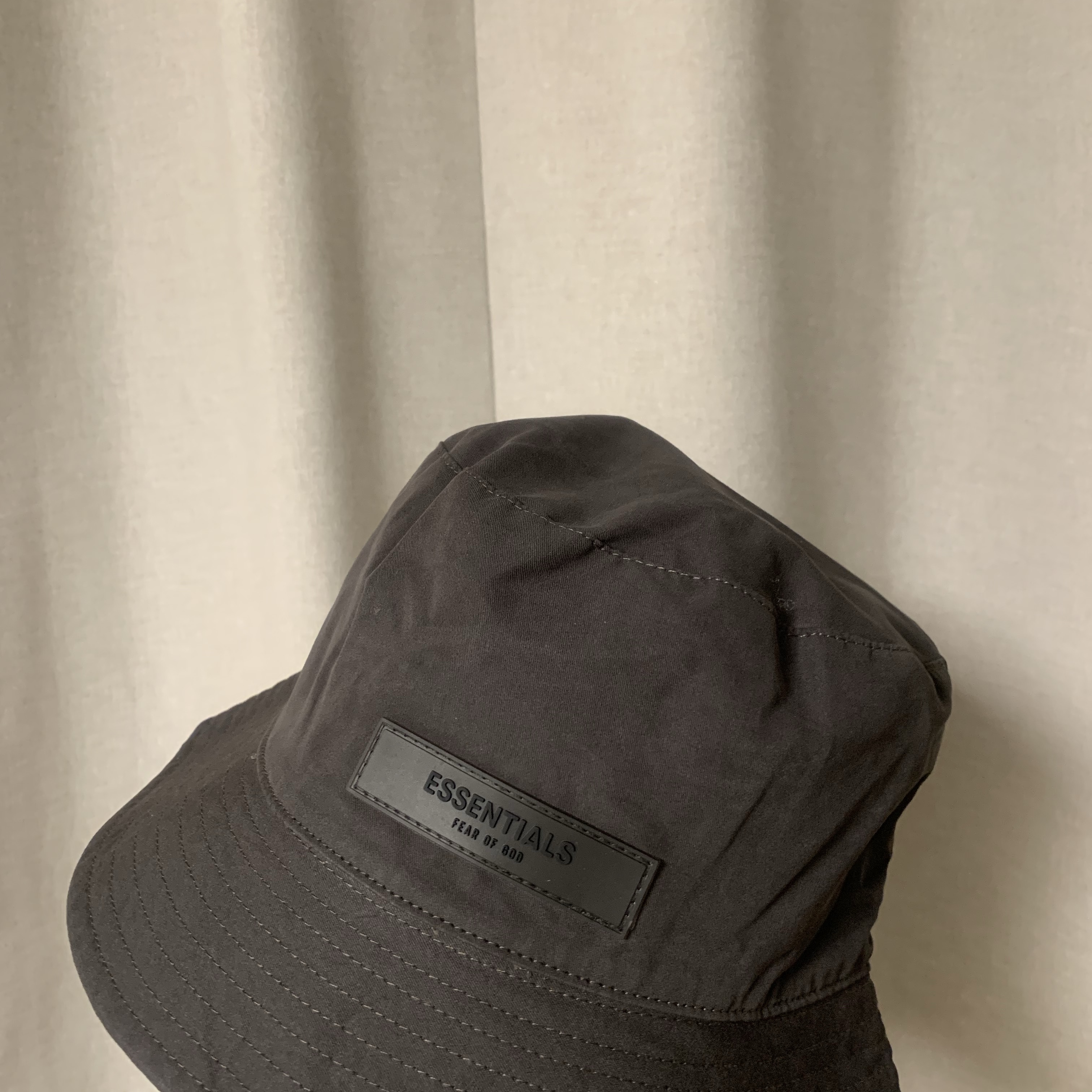 Essentials Bucket Hat Off Black - 22FW 착용 스타일