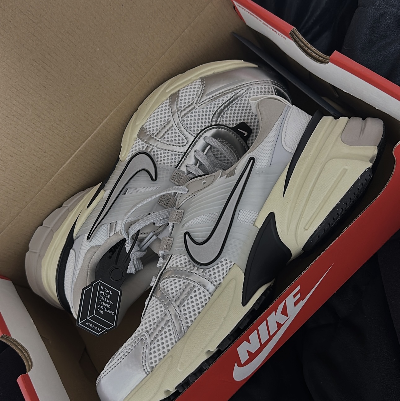 Nike V2K Run Summit White Metallic Silver 착용 스타일