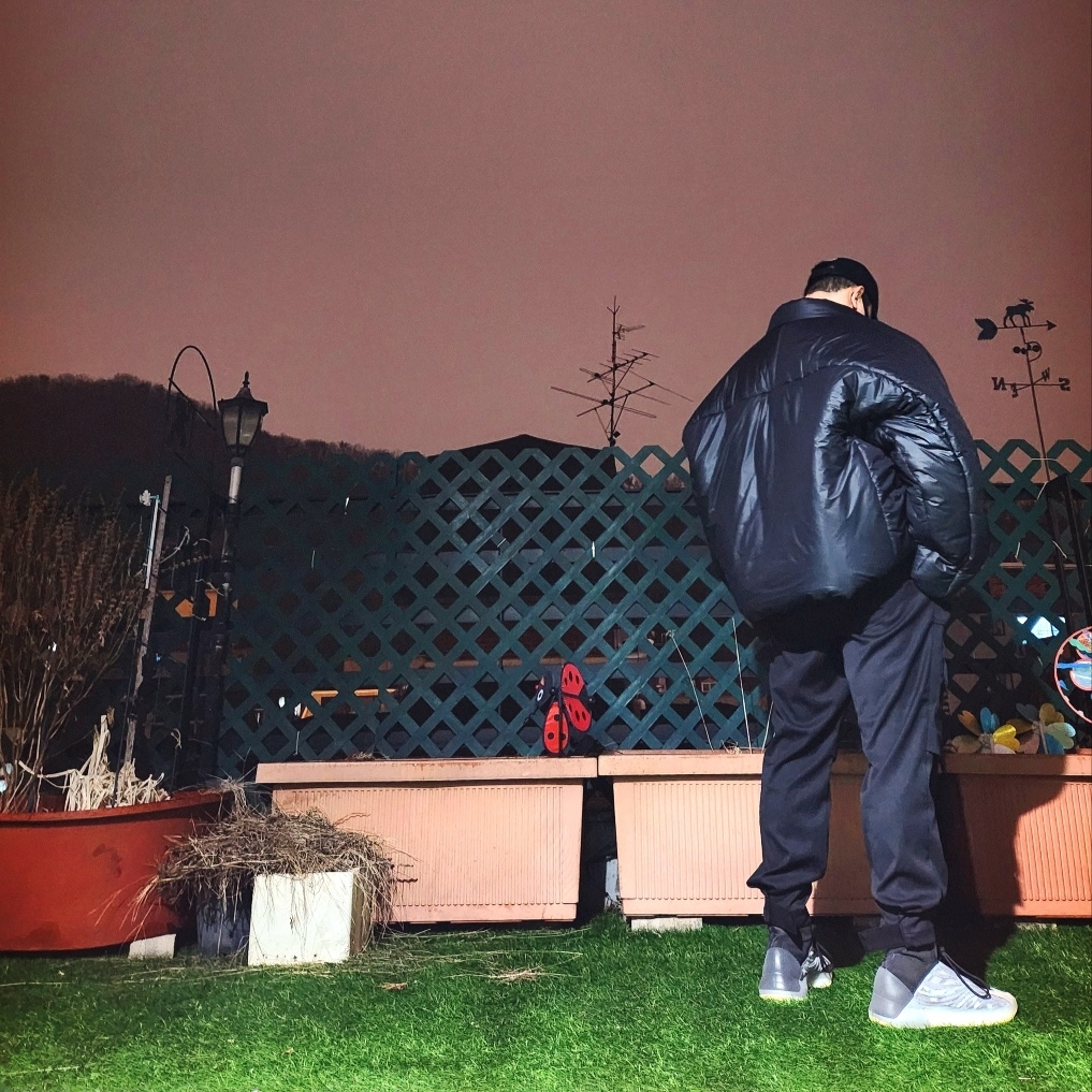 Yeezy Gap Engineered By Balenciaga Flame Cap Black, Yeezy Gap Engineered By Balenciaga Round Jacket 2 Black 착용 스타일 - 3