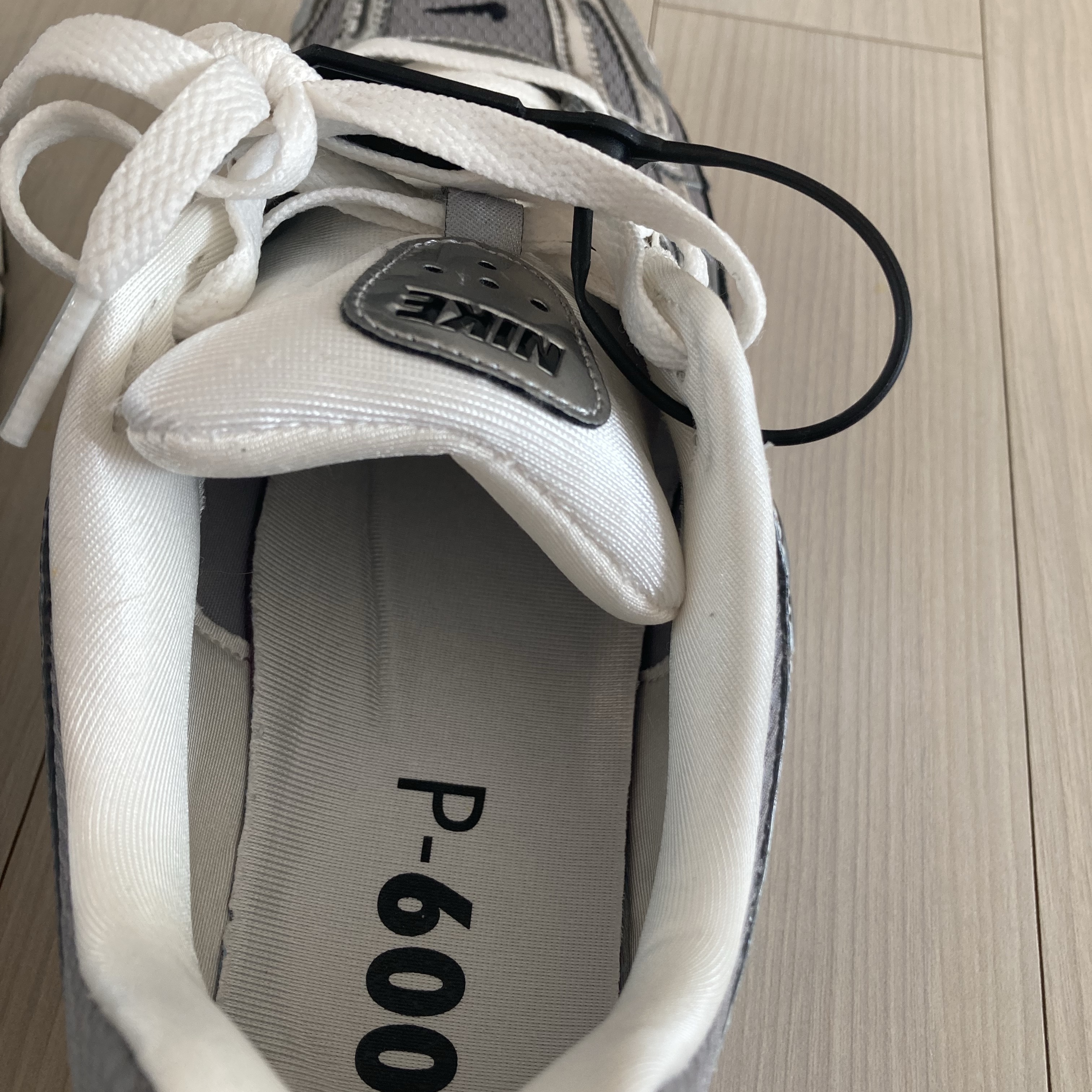 Nike P-6000 Metallic Silver 착용 스타일 - 1
