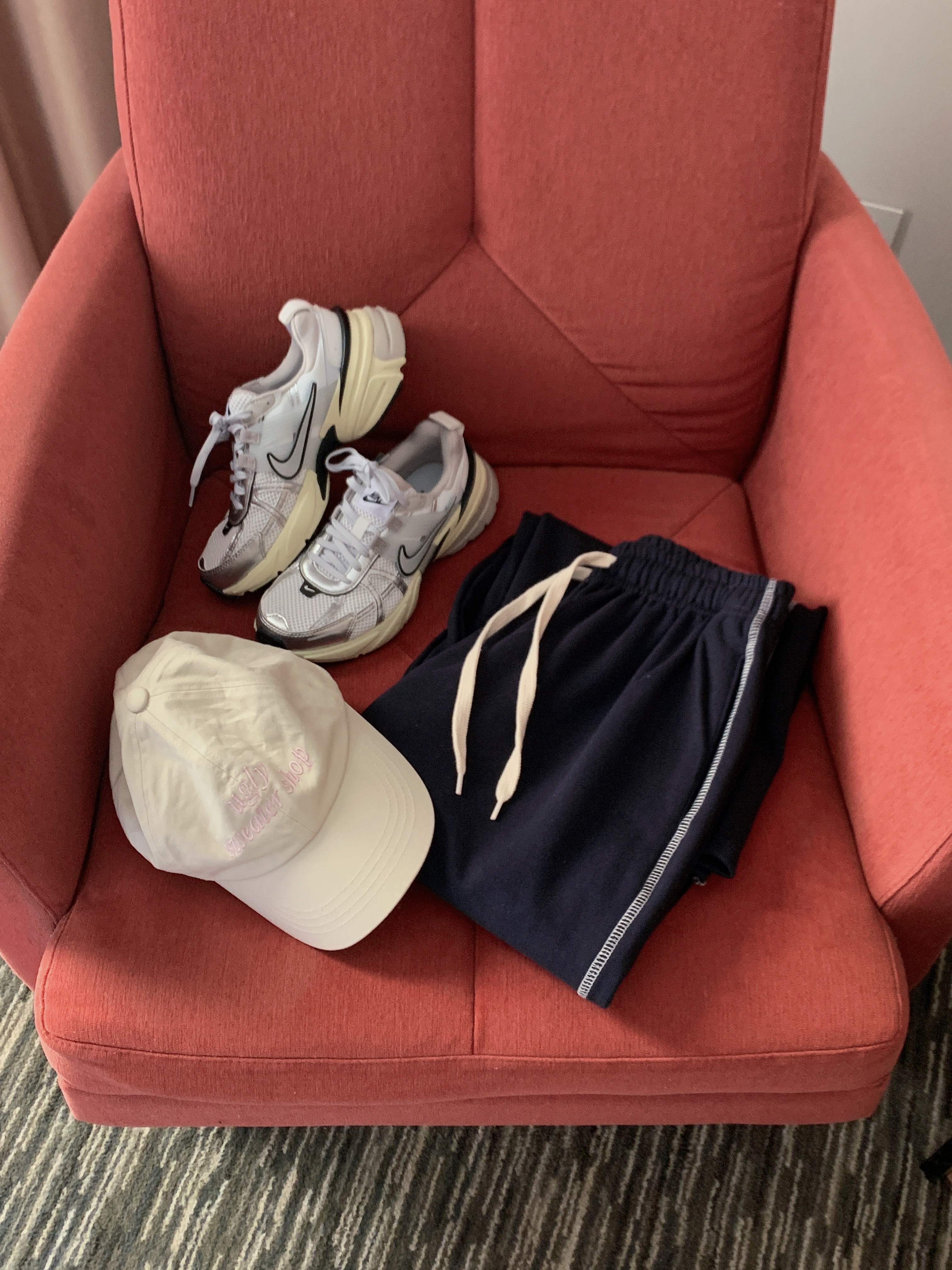 Nike V2K Run Summit White Metallic Silver, Lemaire Small Croissant Bag Soft Nappa Leather Black 착용 스타일 - 3